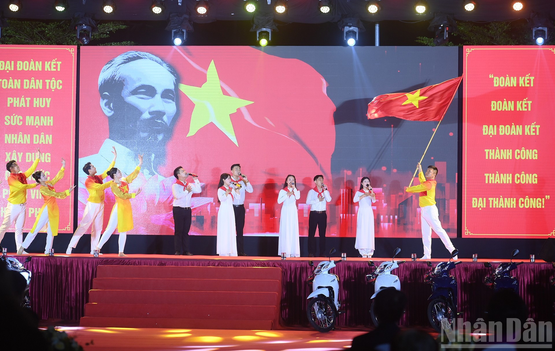 活动上演出的艺术节目。