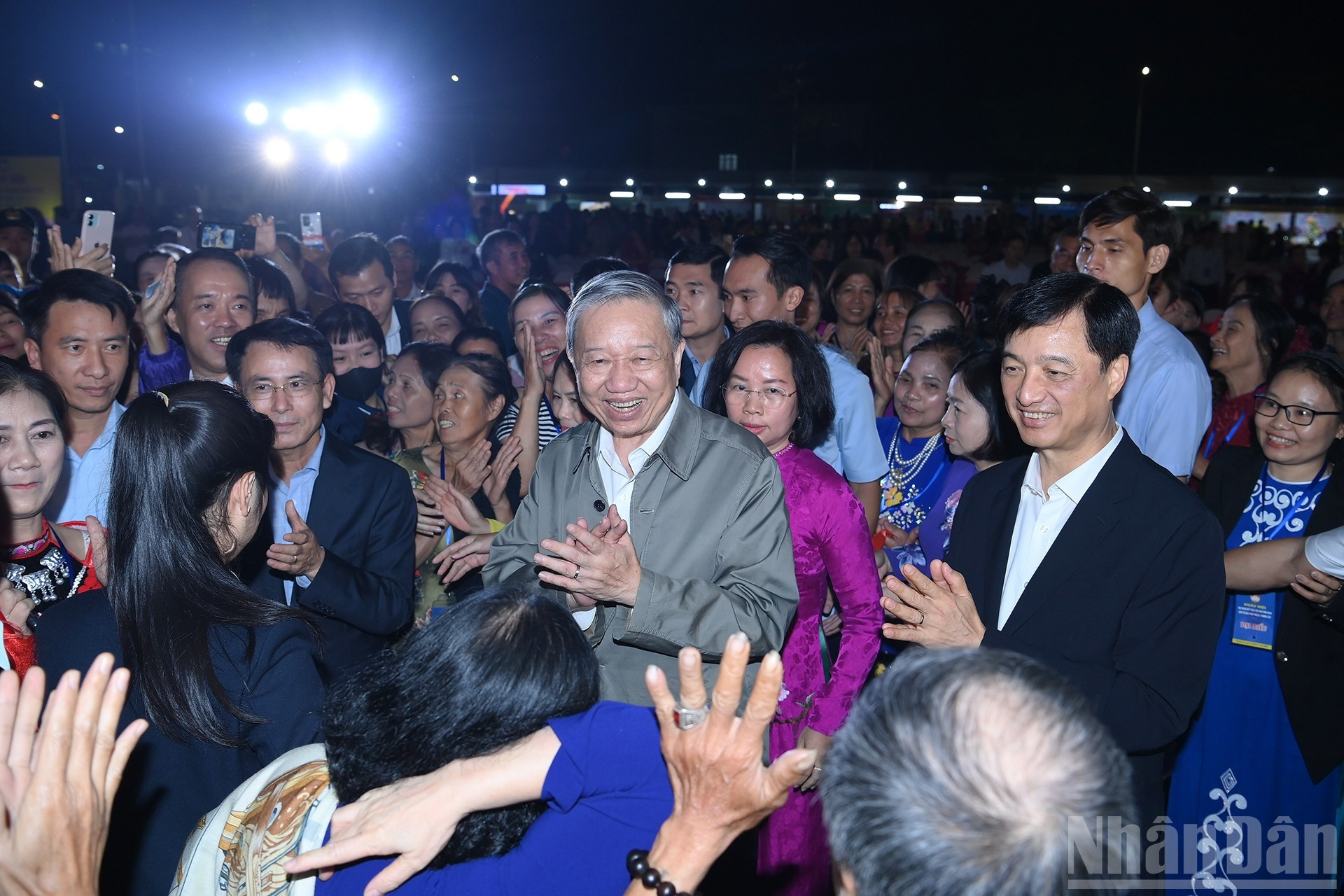 苏林总书记和各位代表出席河内市上吉坊2025年全国大团结日活动。