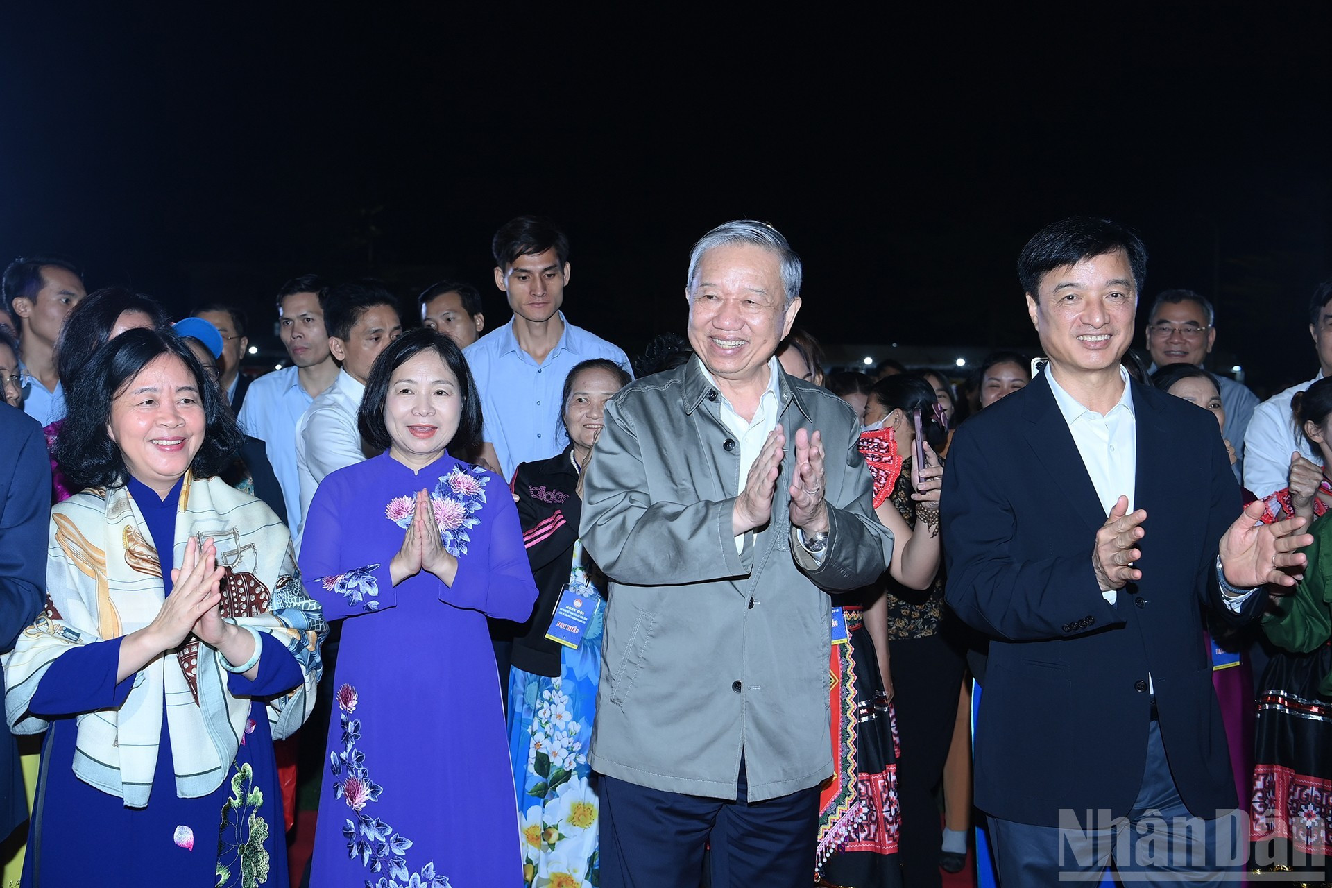 苏林总书记和各位代表出席河内市上吉坊2025年全国大团结日活动。