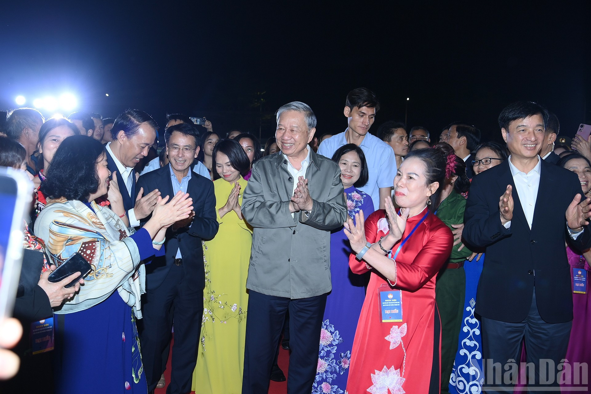 苏林总书记和各位代表出席河内市上吉坊2025年全国大团结日活动。