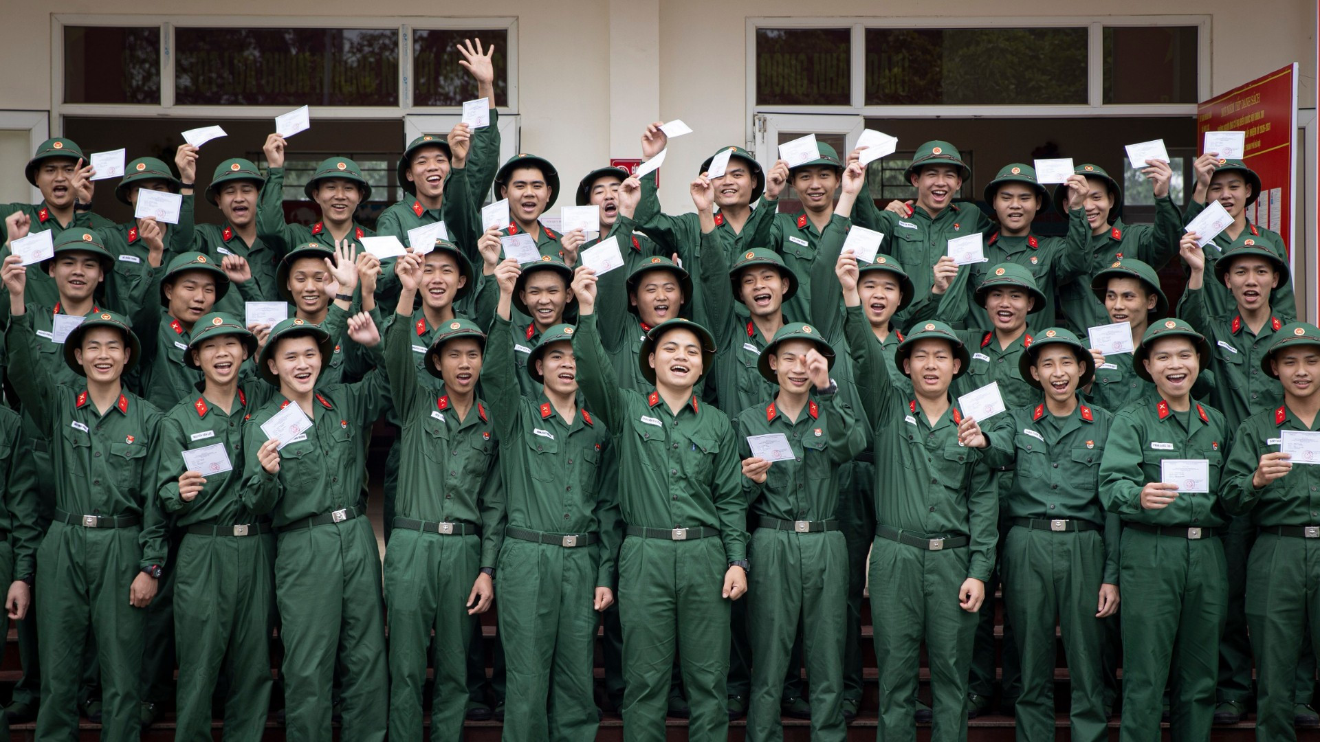 新兵兴高采烈在单位履行选举权利【组图】