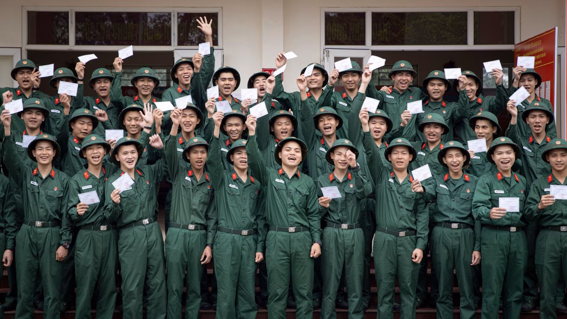 新兵兴高采烈在单位履行选举权利【组图】