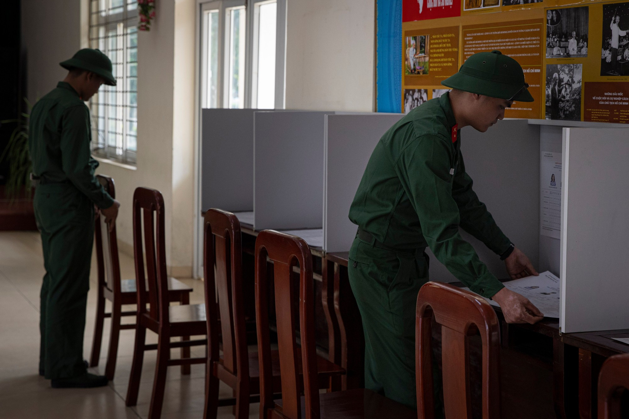 该单位的投票站精心准备了投票箱、选票和其他选举用品。