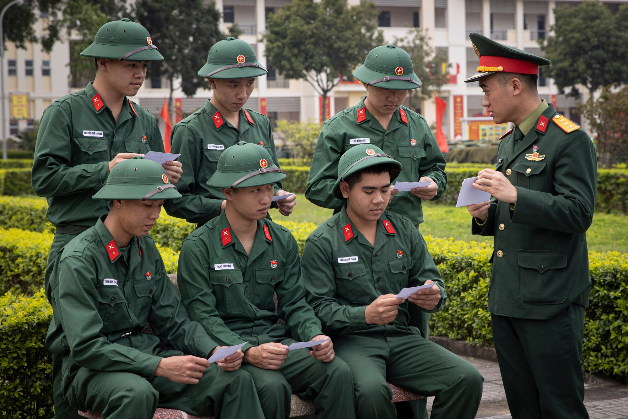 部队干部向全体干部、战士传达和贯彻选举相关规定与制度，确保在选举日前 100%的选民都充分掌握有关内容。