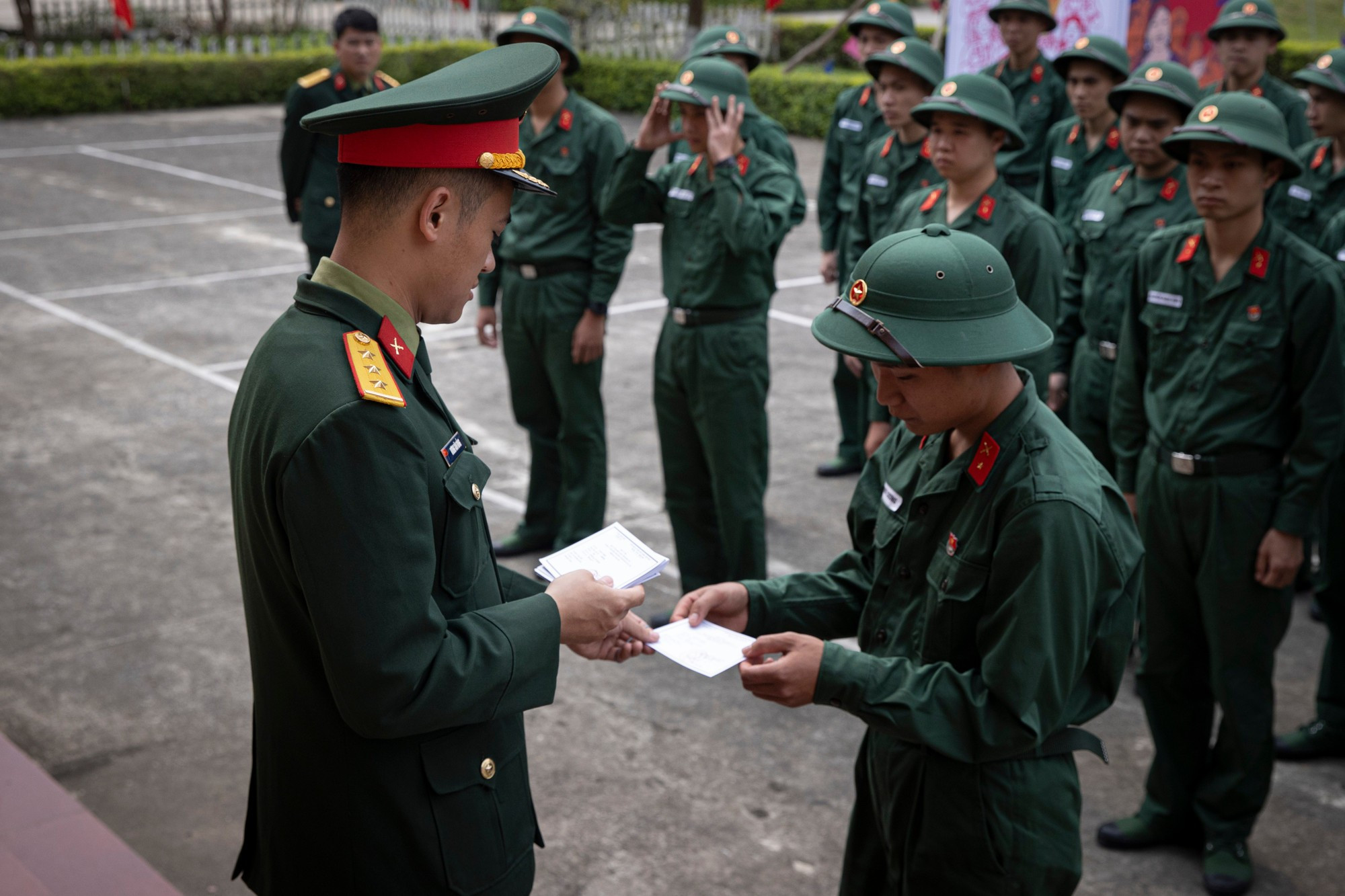 新兵们第一次拿到选民证，履行公民权利，投票选举国会代表和各级人民议会代表。