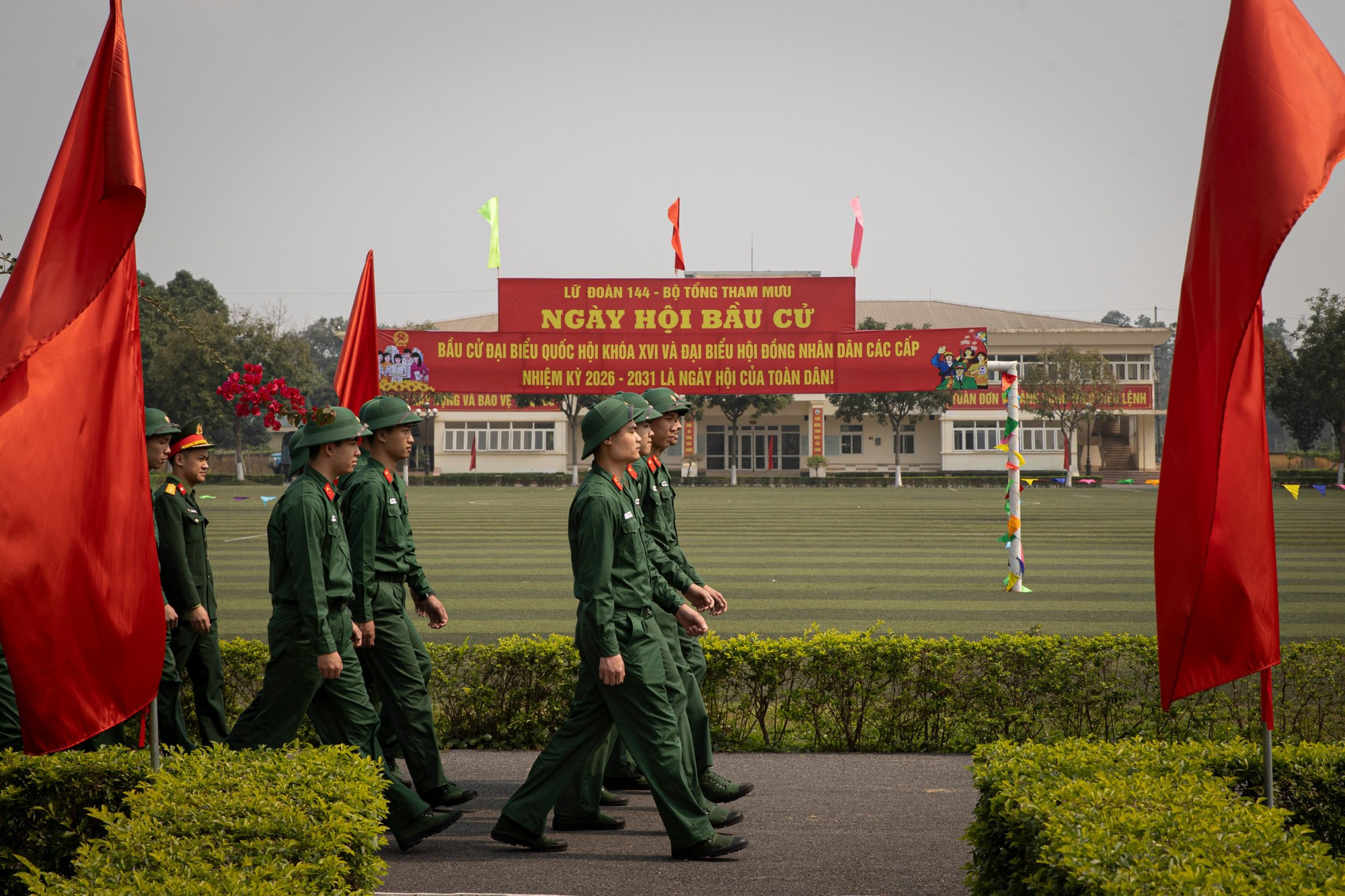 连日来，部队正以严肃、紧张而有序的节奏积极筹备第十六届国会代表和2026—2031年任期各级人民议会代表选举。近1400名由干部、战士组成的选民已准备就绪，迎接这一全民盛大的节日。