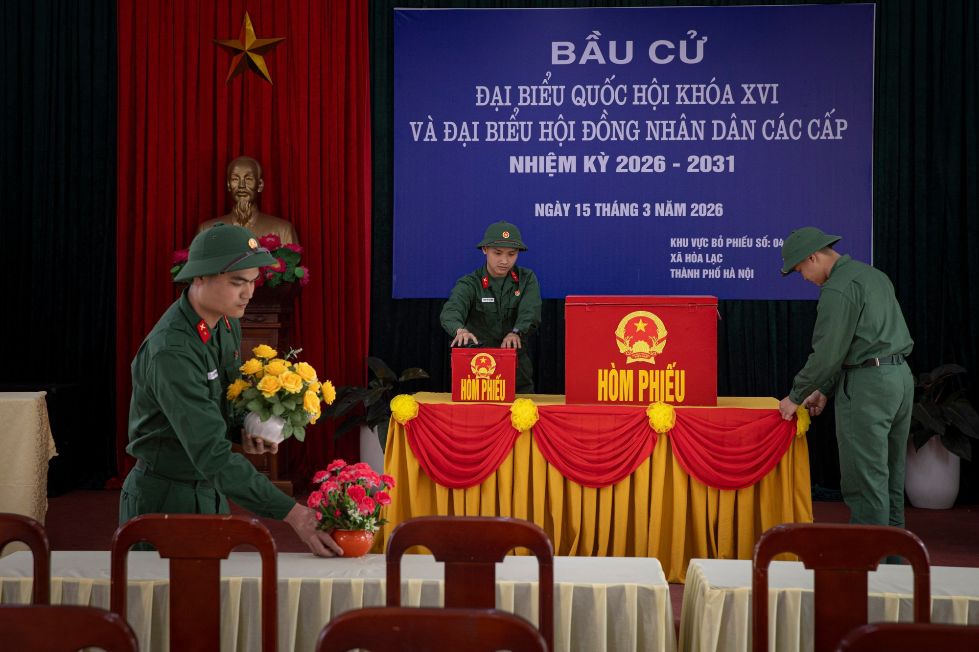 该单位的投票站精心准备了投票箱、选票和其他选举用品。