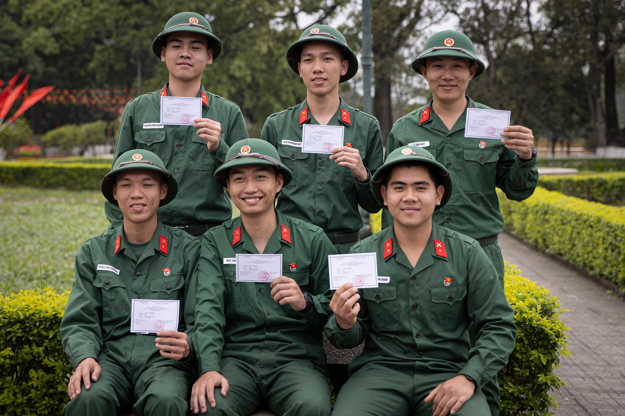 14排15连（总参谋部第144旅第4营）的新兵们在单位兴高采烈地拿着他们的选民证。