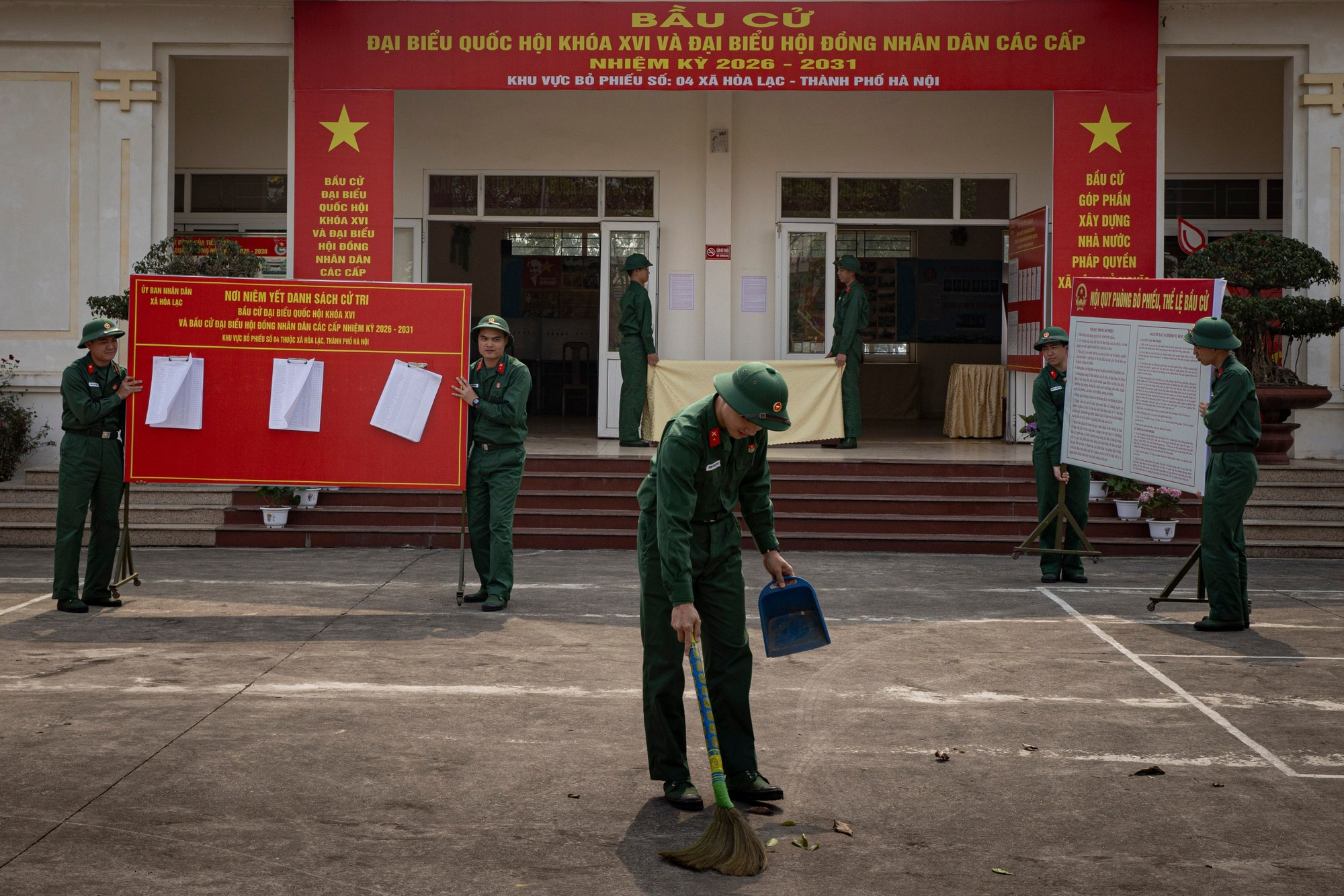 该单位的投票站已完成必要的设施建设，确保投票区域庄严肃穆，符合相关规定。