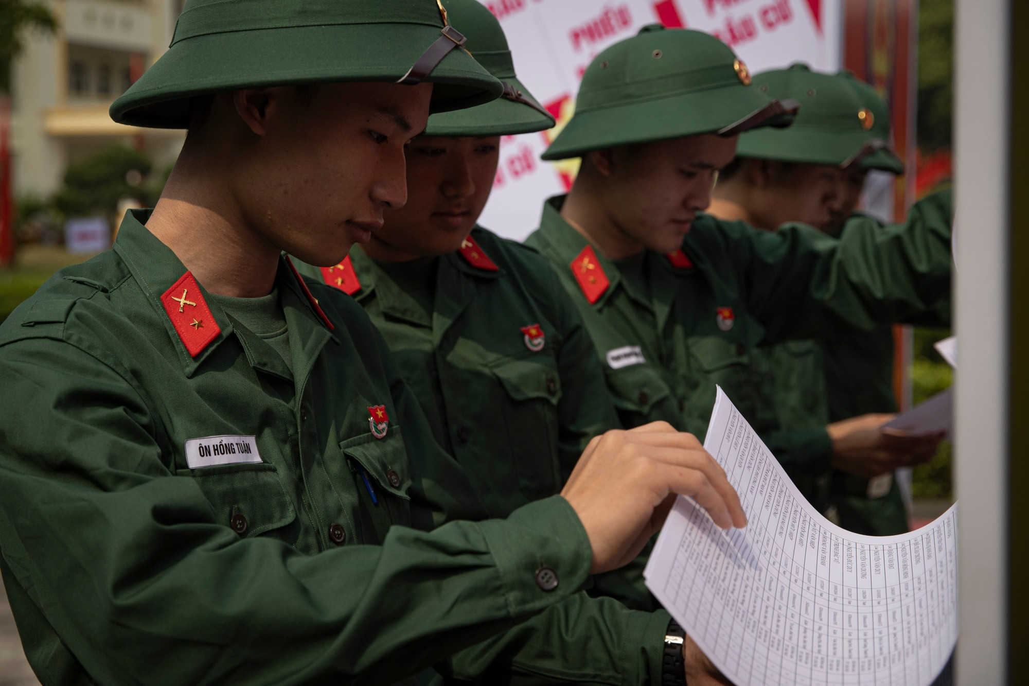 候选人名单和简介以及选民名单均在该选区的选区内公开张贴。