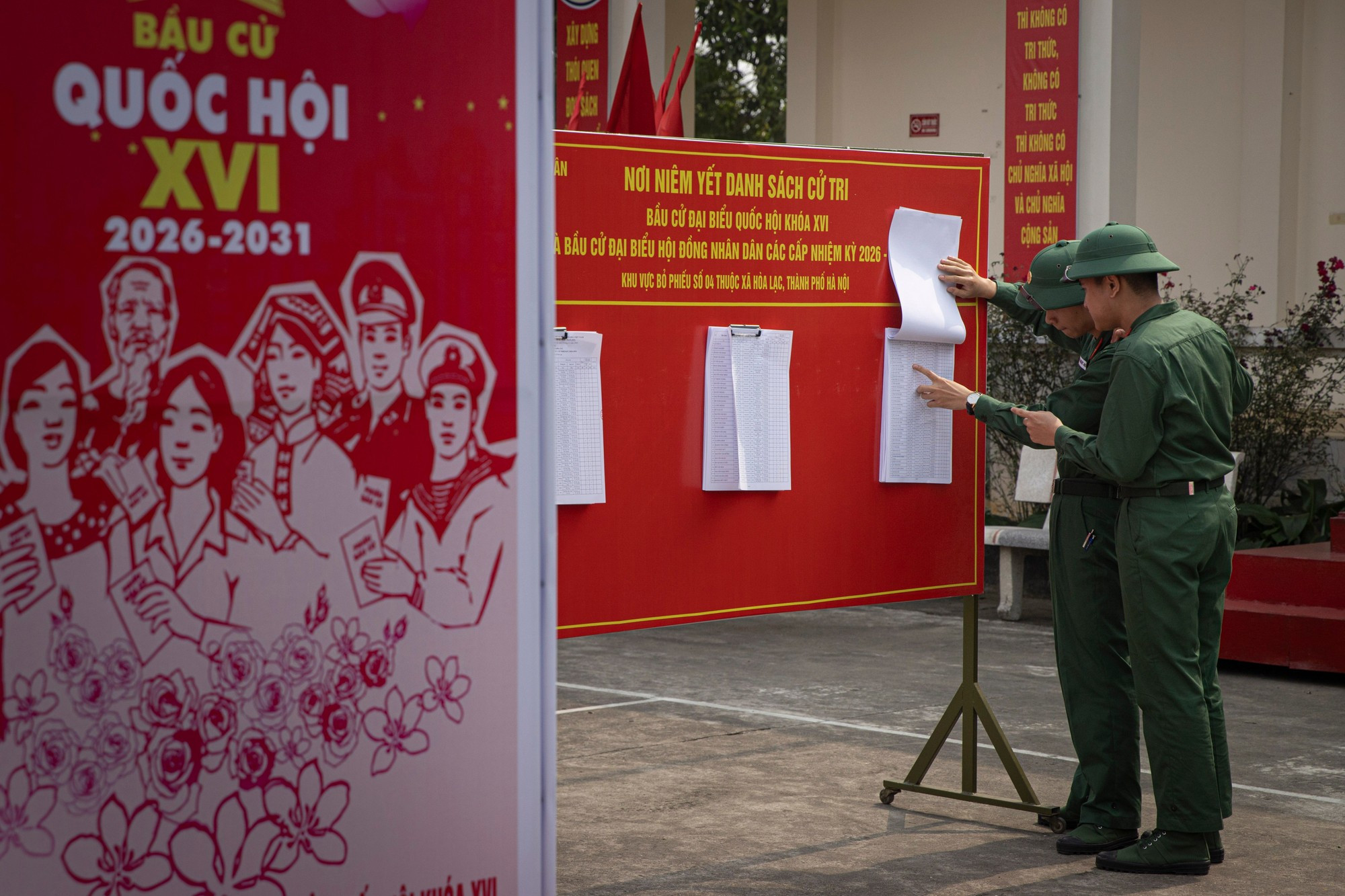 候选人名单和简介以及选民名单均在该选区的选区内公开张贴。