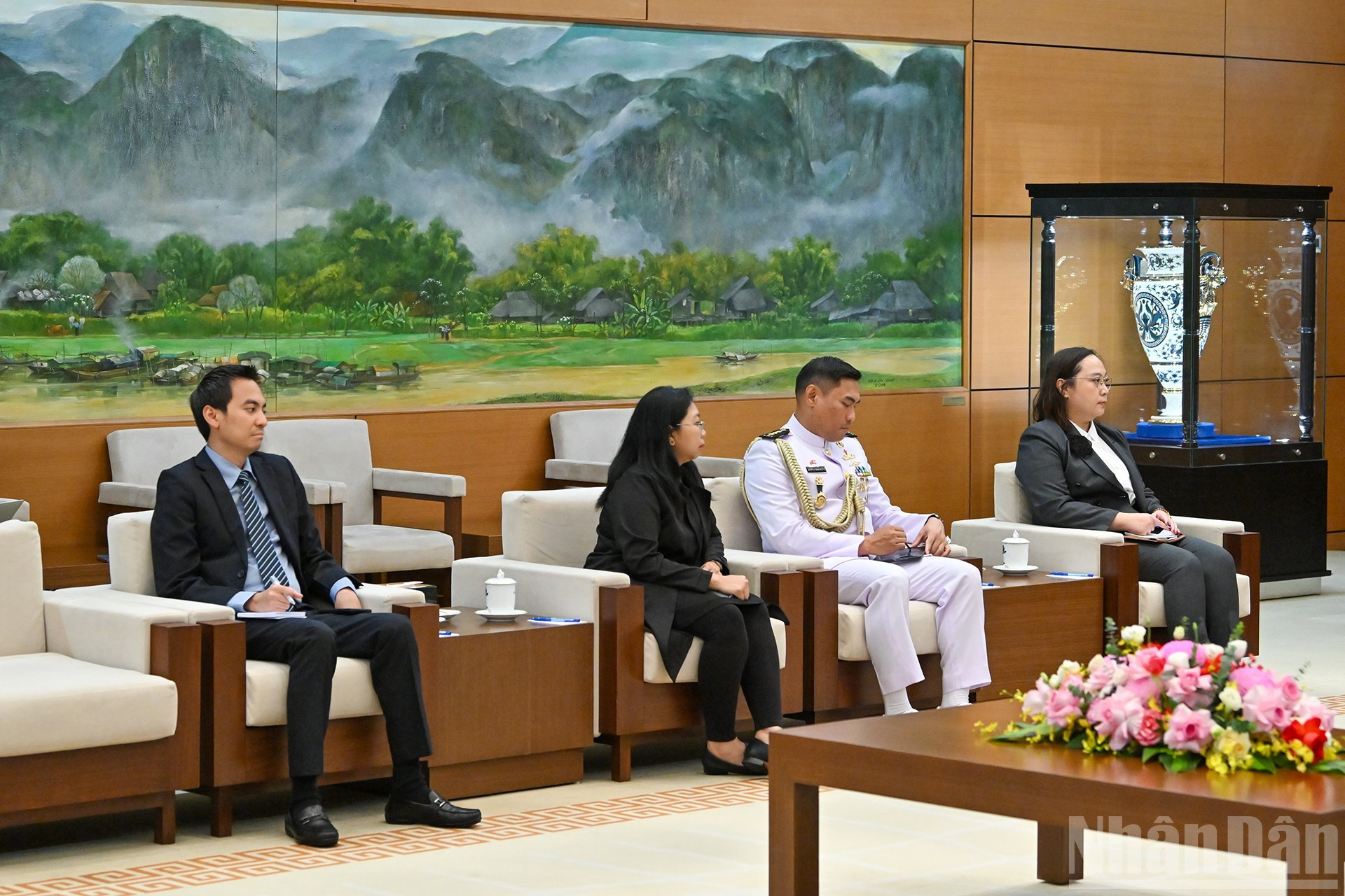 陪同印尼驻越南大使出席会见的各位代表。 陪同印尼驻越南大使出席会见的各位代表。