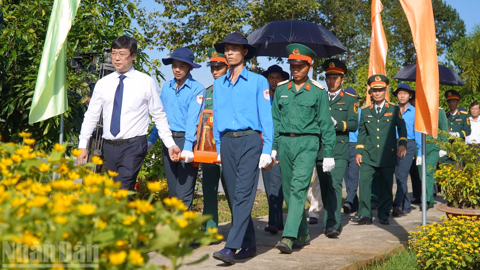 同塔省领导与人民送别英雄烈士归于祖国大地【组图】