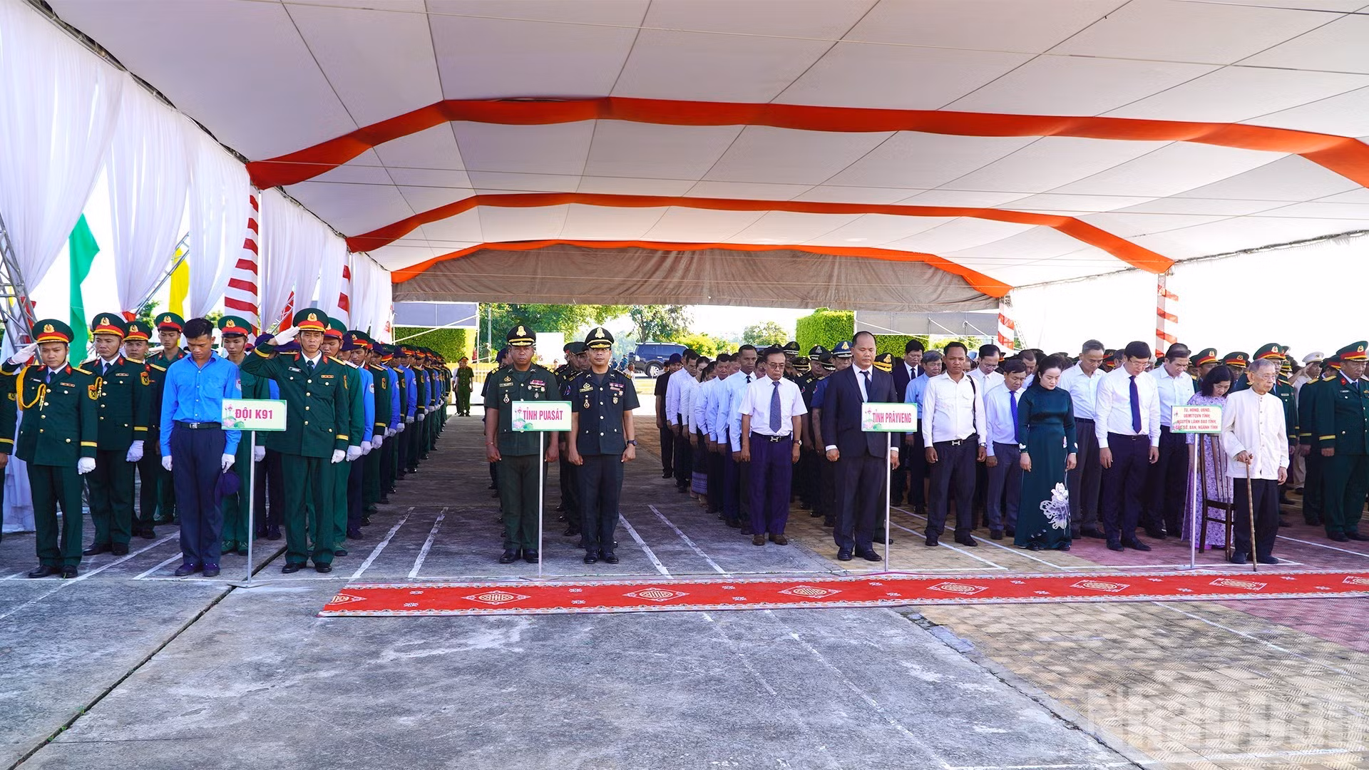 与会代表和民众默哀一分钟，悼念英雄烈士。