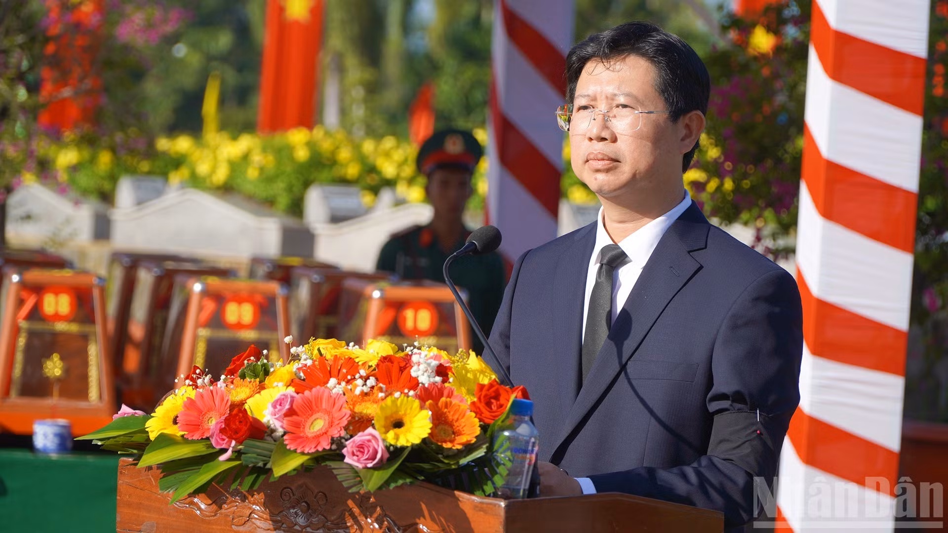 同塔省人民委员会副主席黄明俊在仪式上致辞。