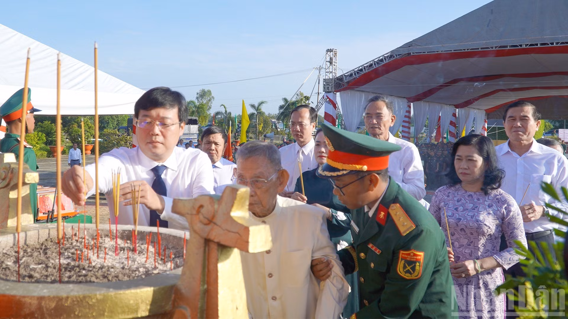 同塔省领导和原前江省前领导敬香缅怀英雄烈士们。