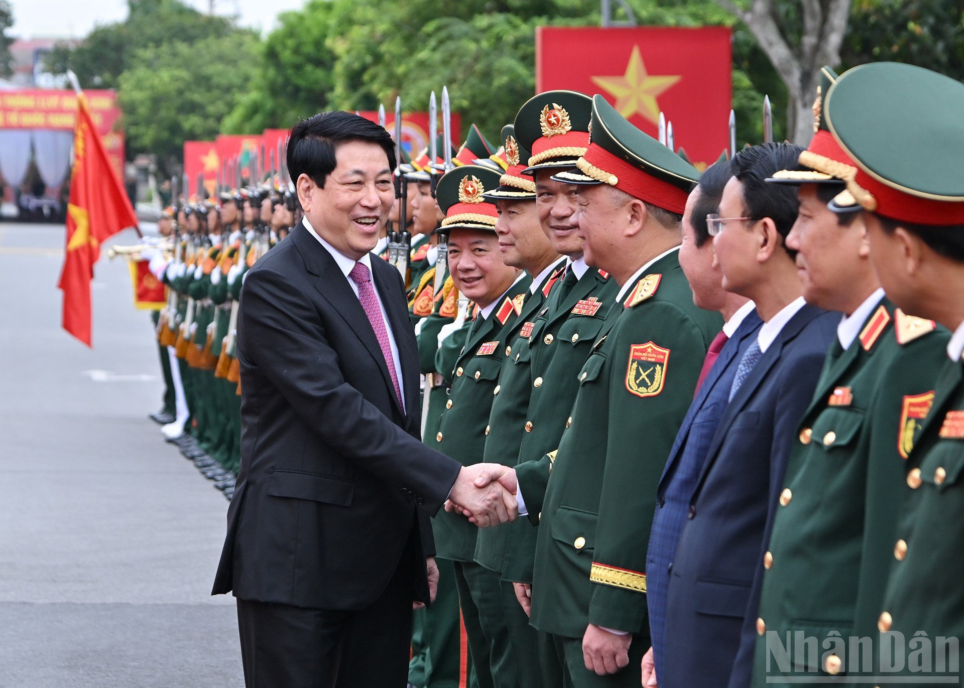 梁强主席与出席大会的各位代表。 梁强主席与出席大会的各位代表。