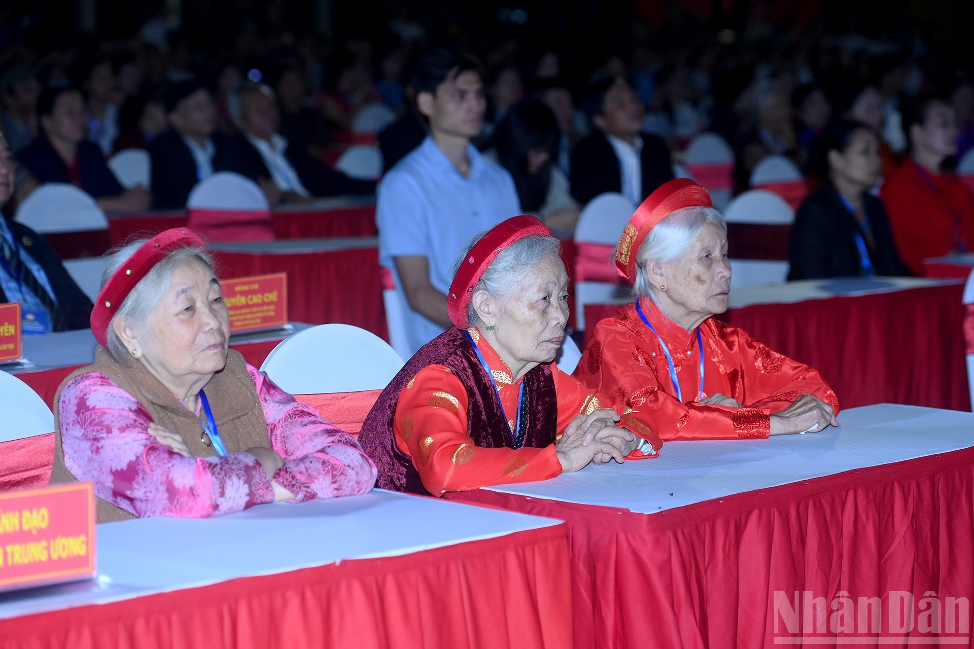 老年人参加全国团结日活动。