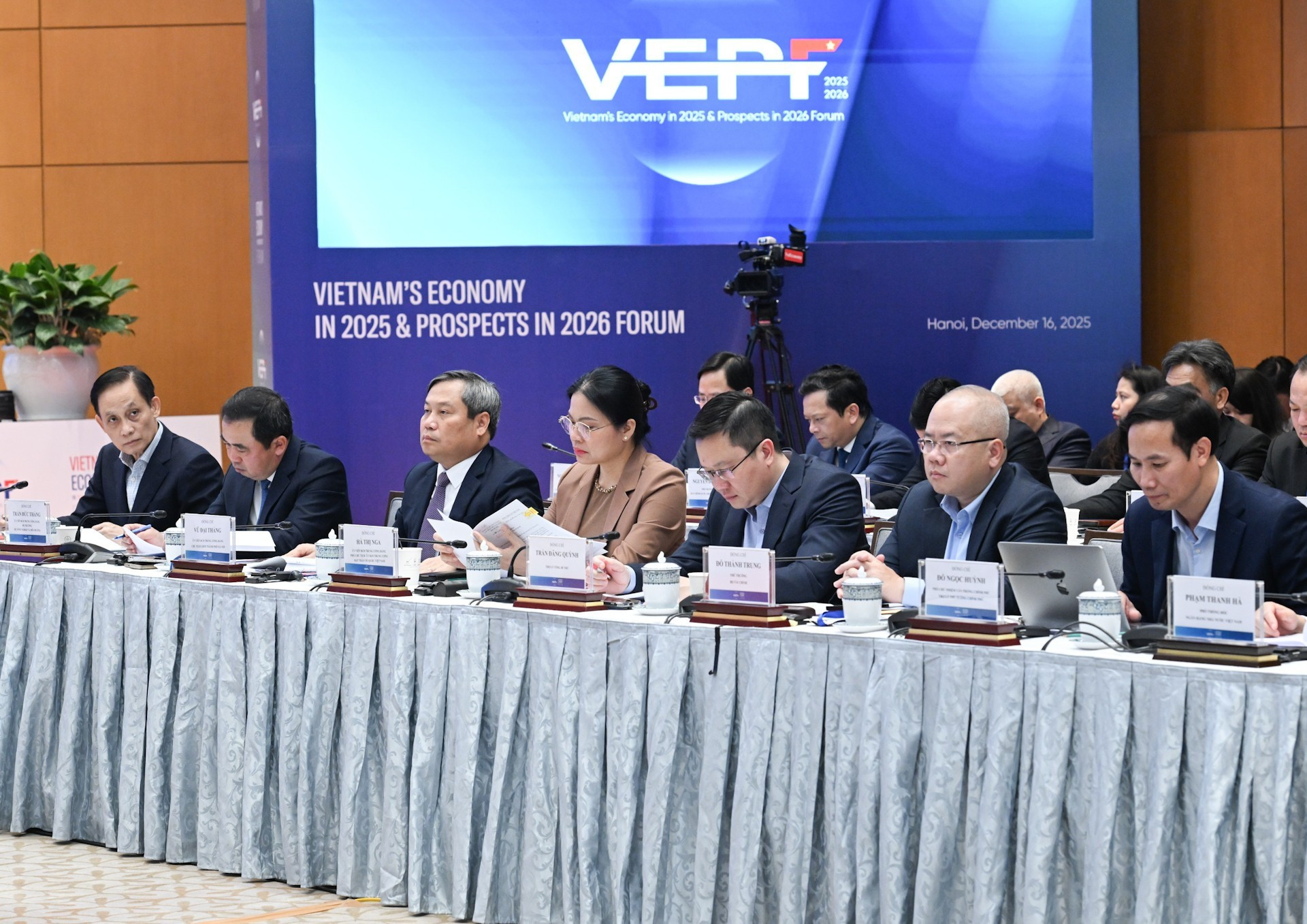 各位代表出席论坛。