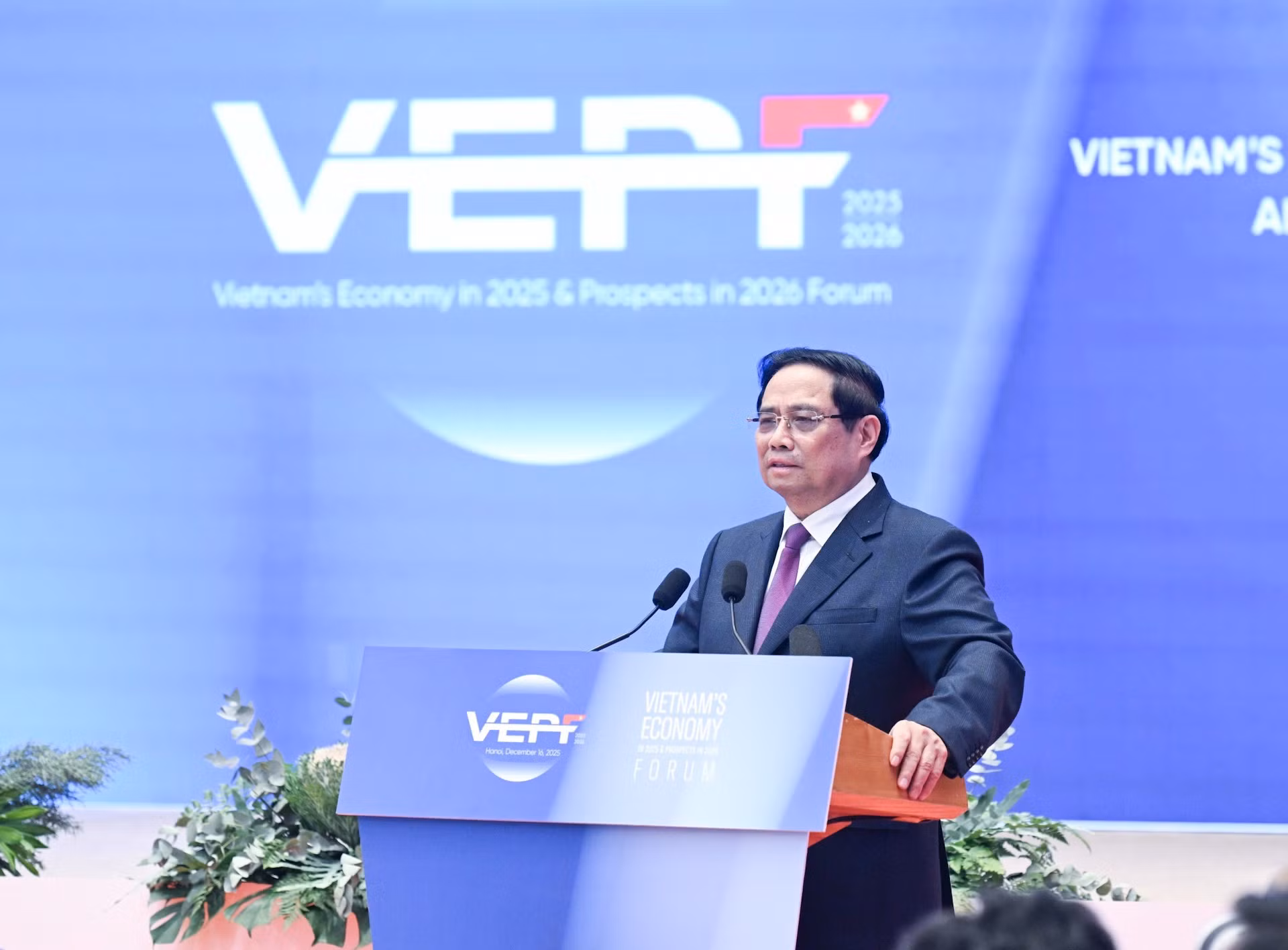 范明正总理在论坛上发表讲话。