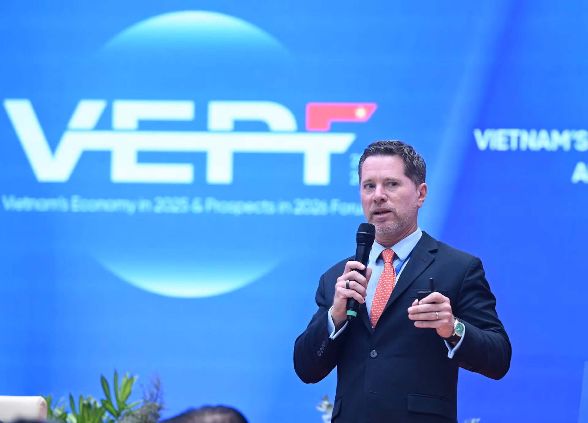 汇丰越南首席执行官蒂姆·埃文斯在论坛上发表讲话。