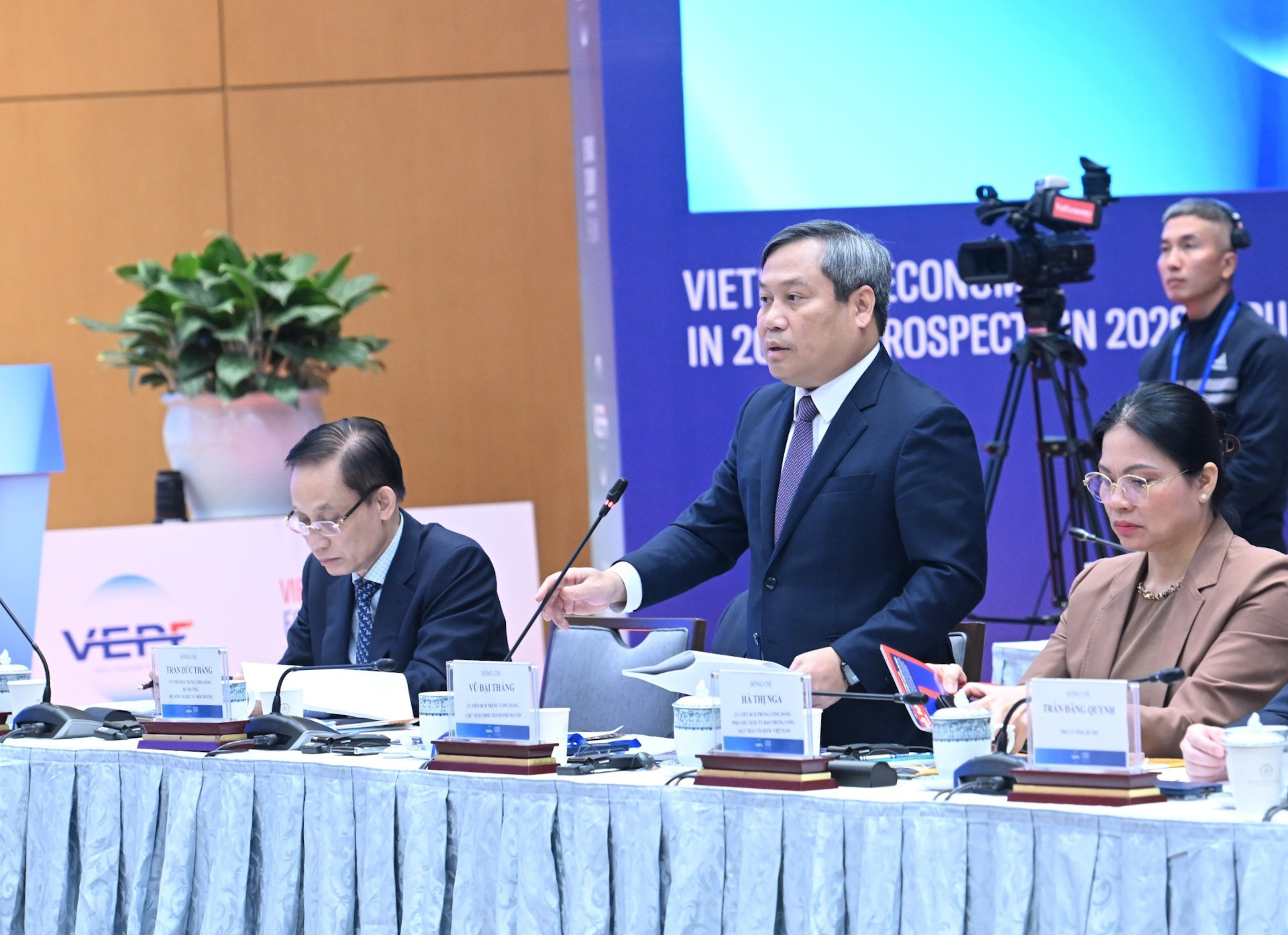 河内市人民委员会主席武大胜在论坛上发表讲话。