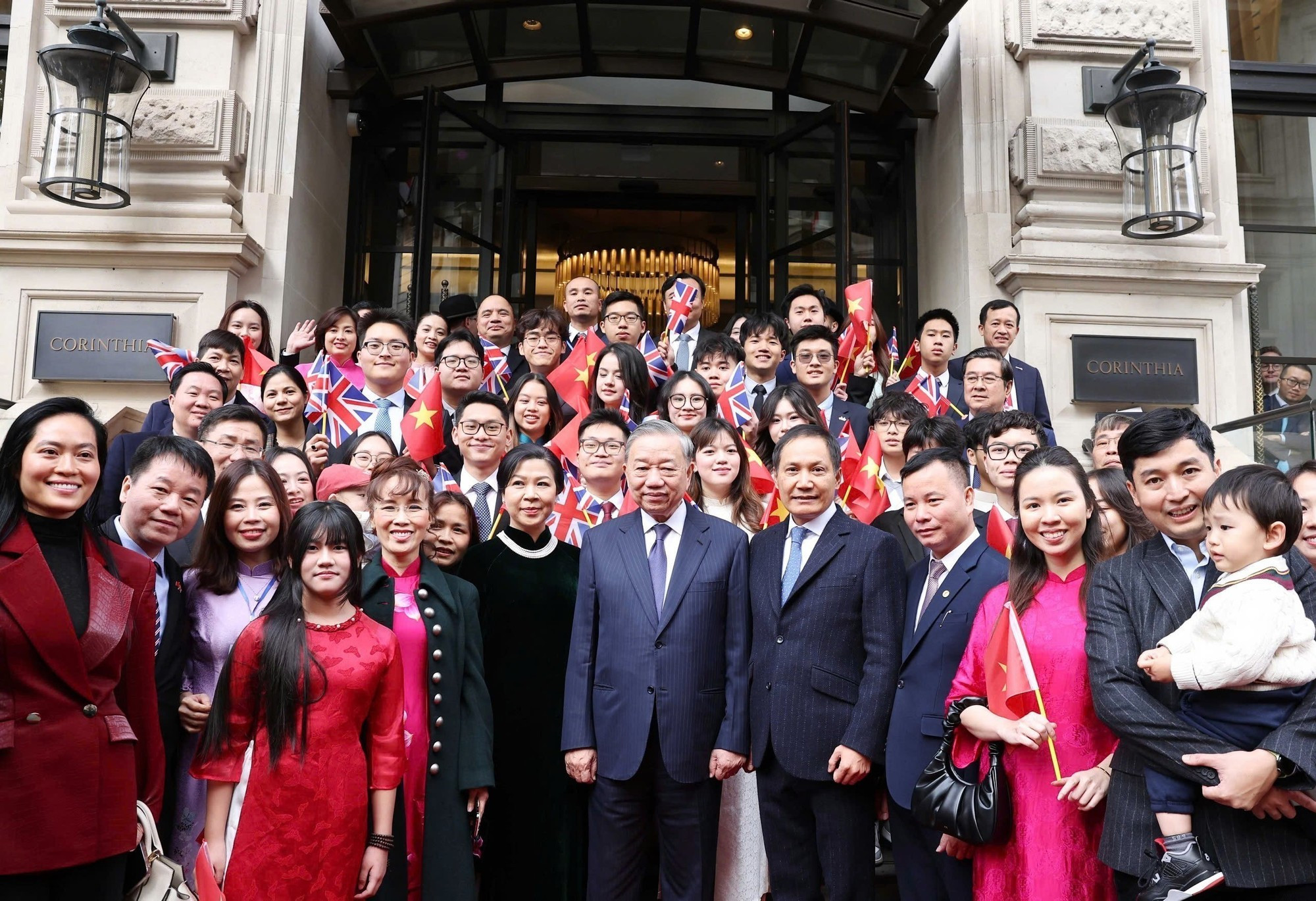 旅居英国越南人与苏林总书记和夫人以及越南领导代表合影。