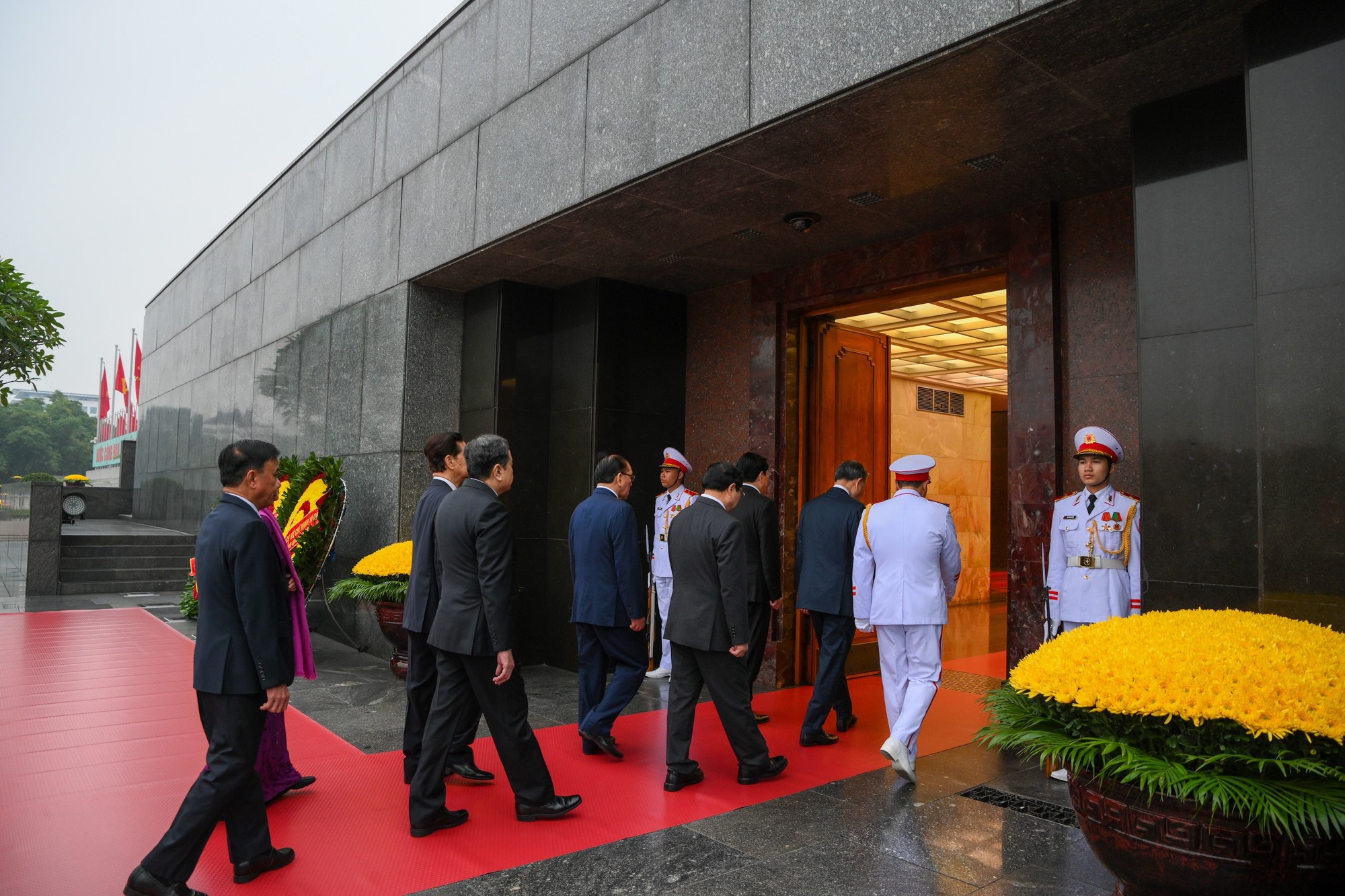 代表团入陵瞻仰胡志明主席遗容。