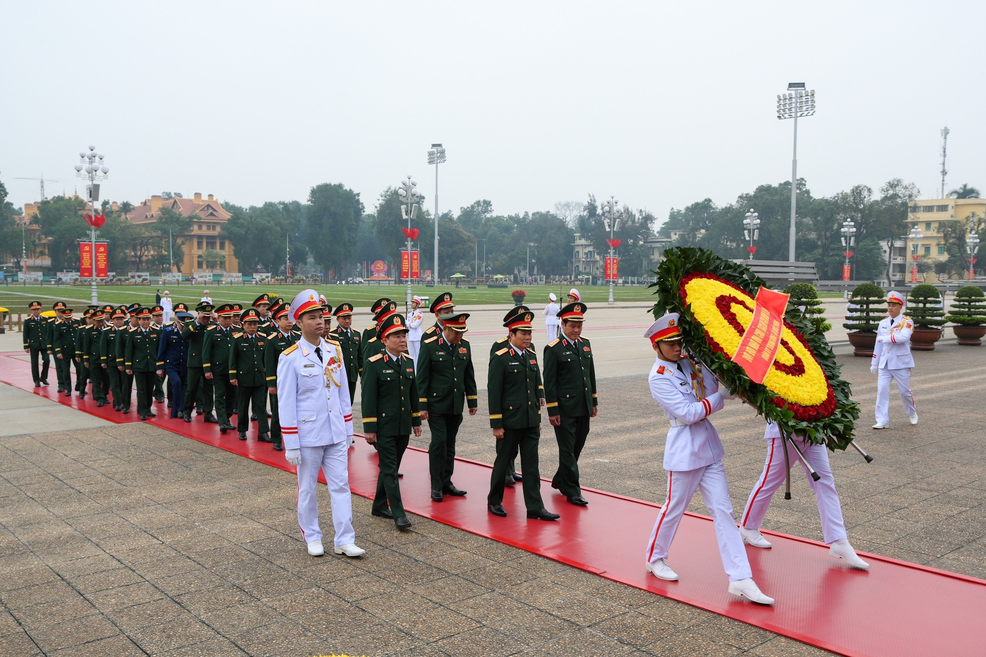 中央军委、国防部代表团入陵瞻仰胡志明主席遗容。