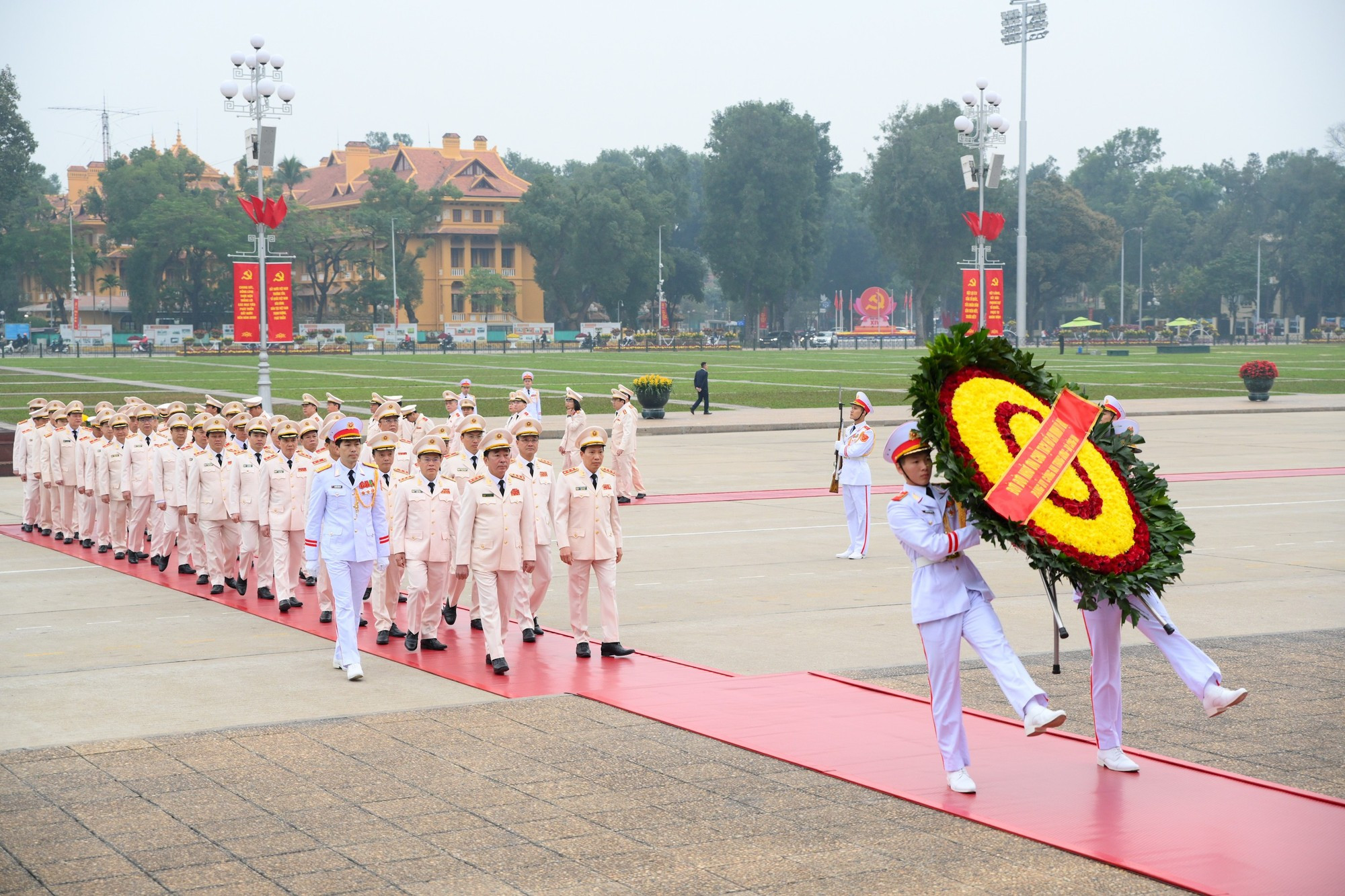 中央公安党委、公安部代表团入陵瞻仰胡志明主席遗容。