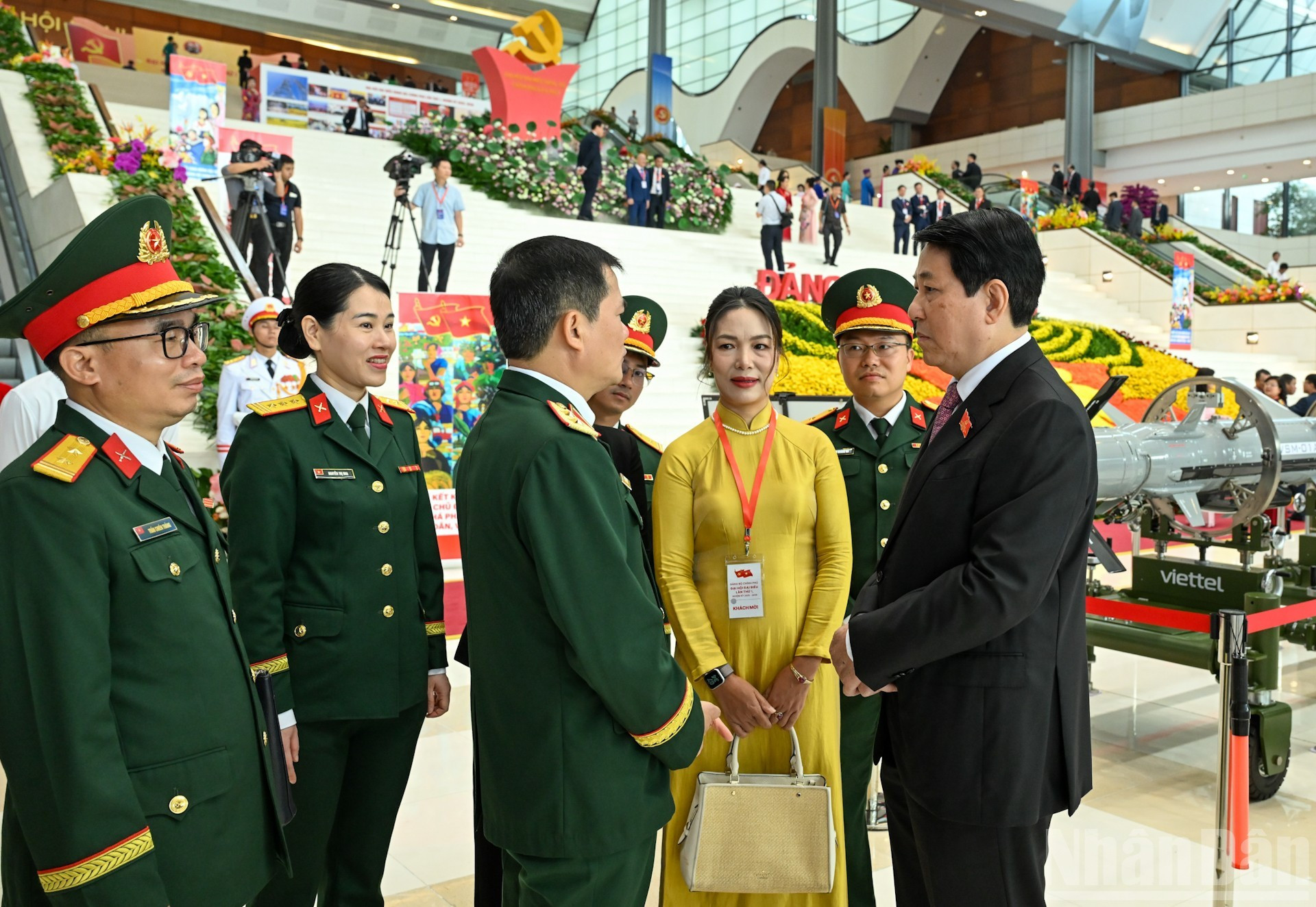 国家主席梁强同与会代表交谈。