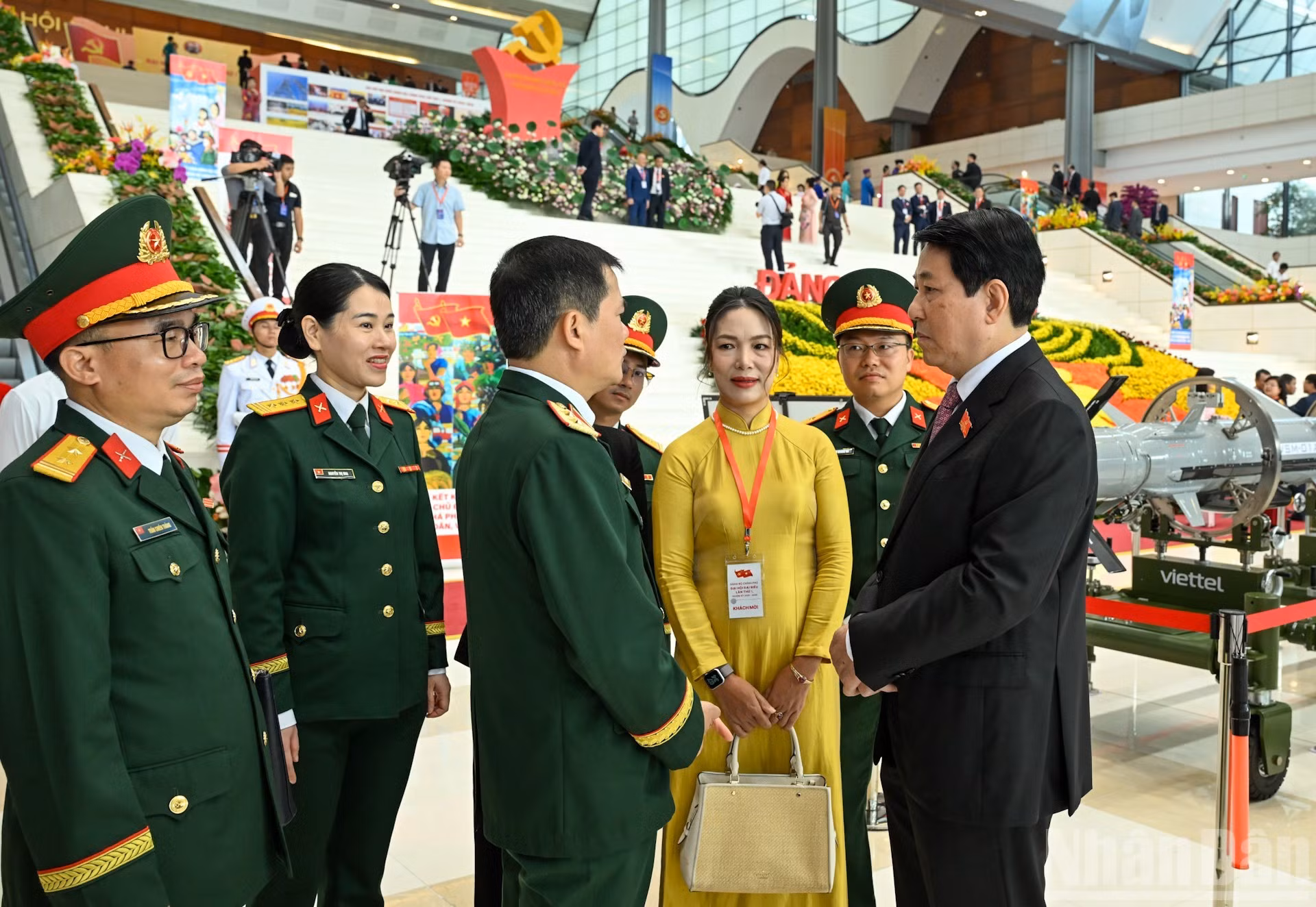 国家主席梁强同与会代表交谈。