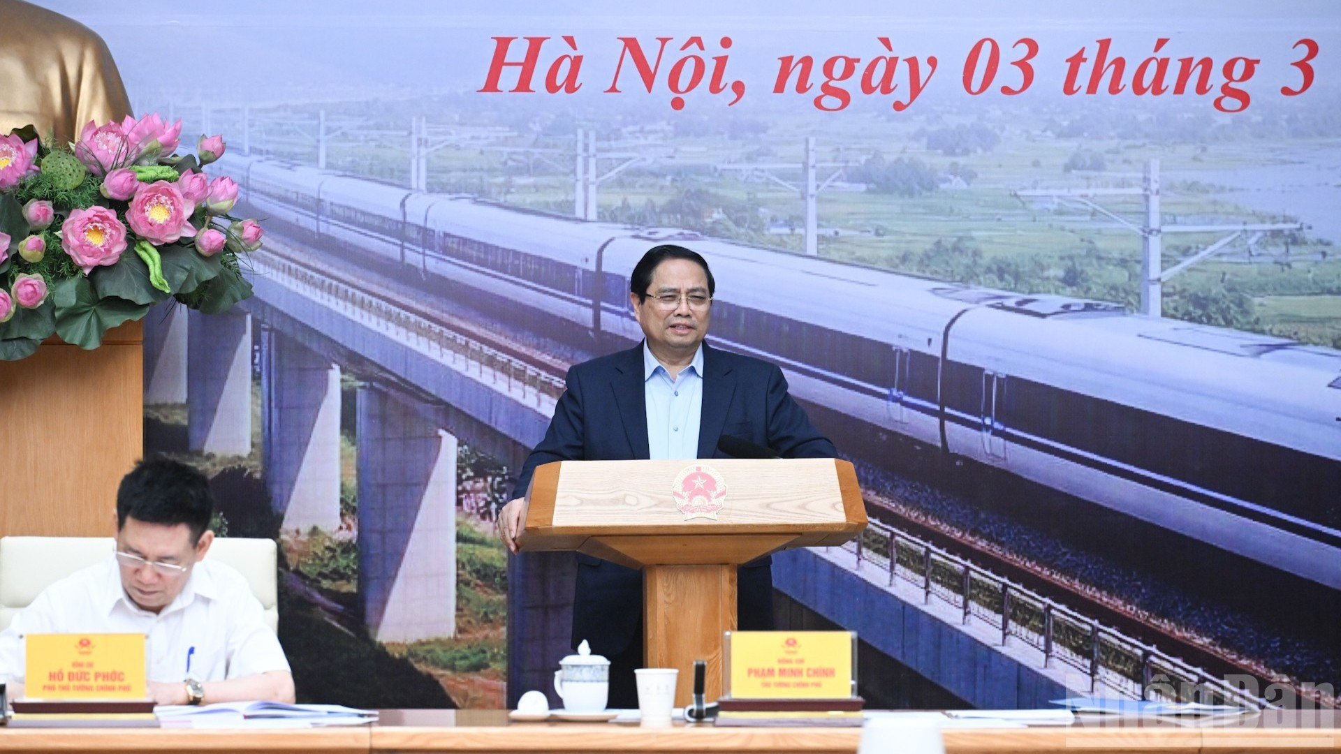 范明正总理主持会议并发表指导性讲话。