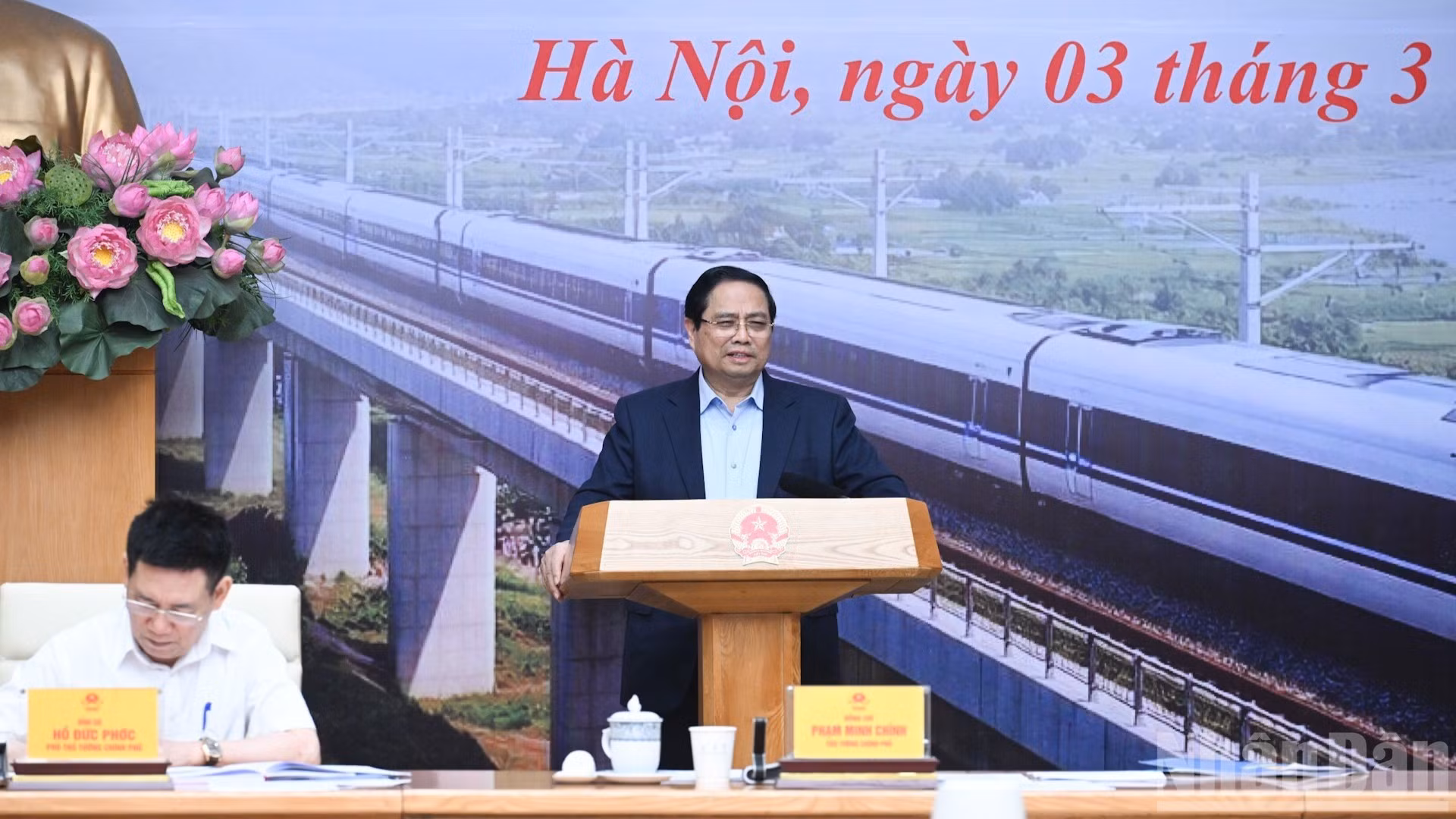 范明正总理主持会议并发表指导性讲话。