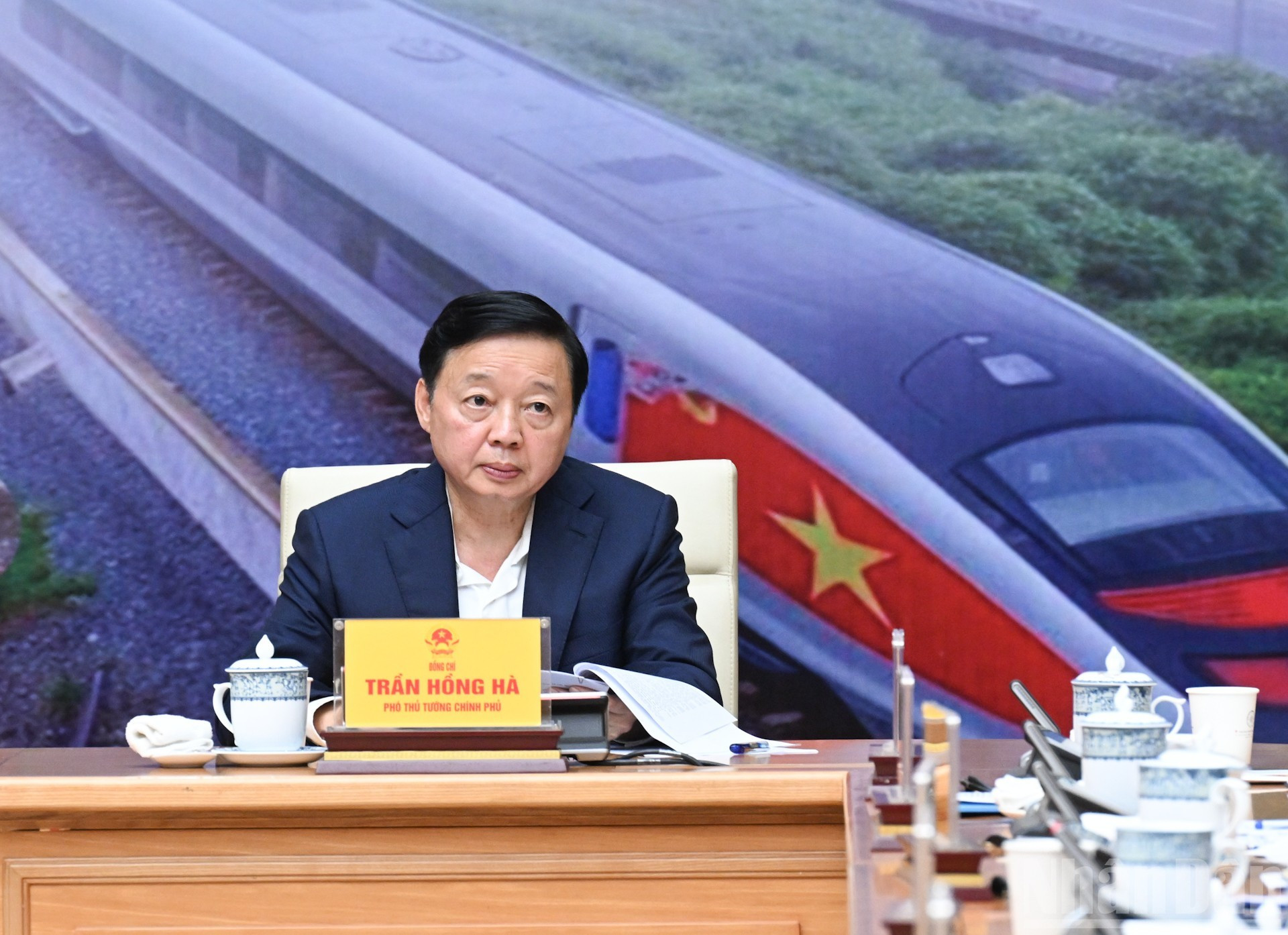 陈红河副总理在会上发表讲话。