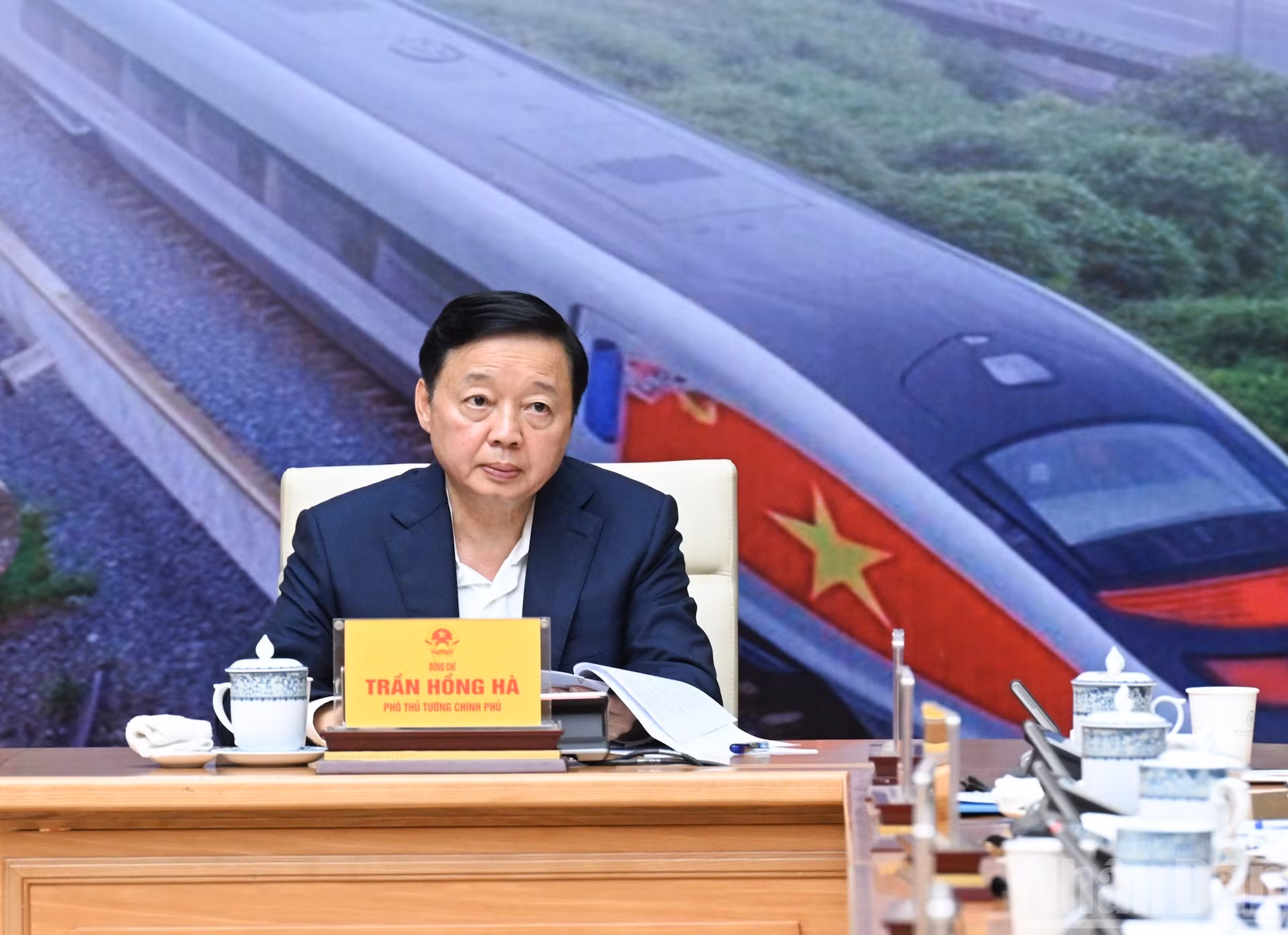 陈红河副总理在会上发表讲话。