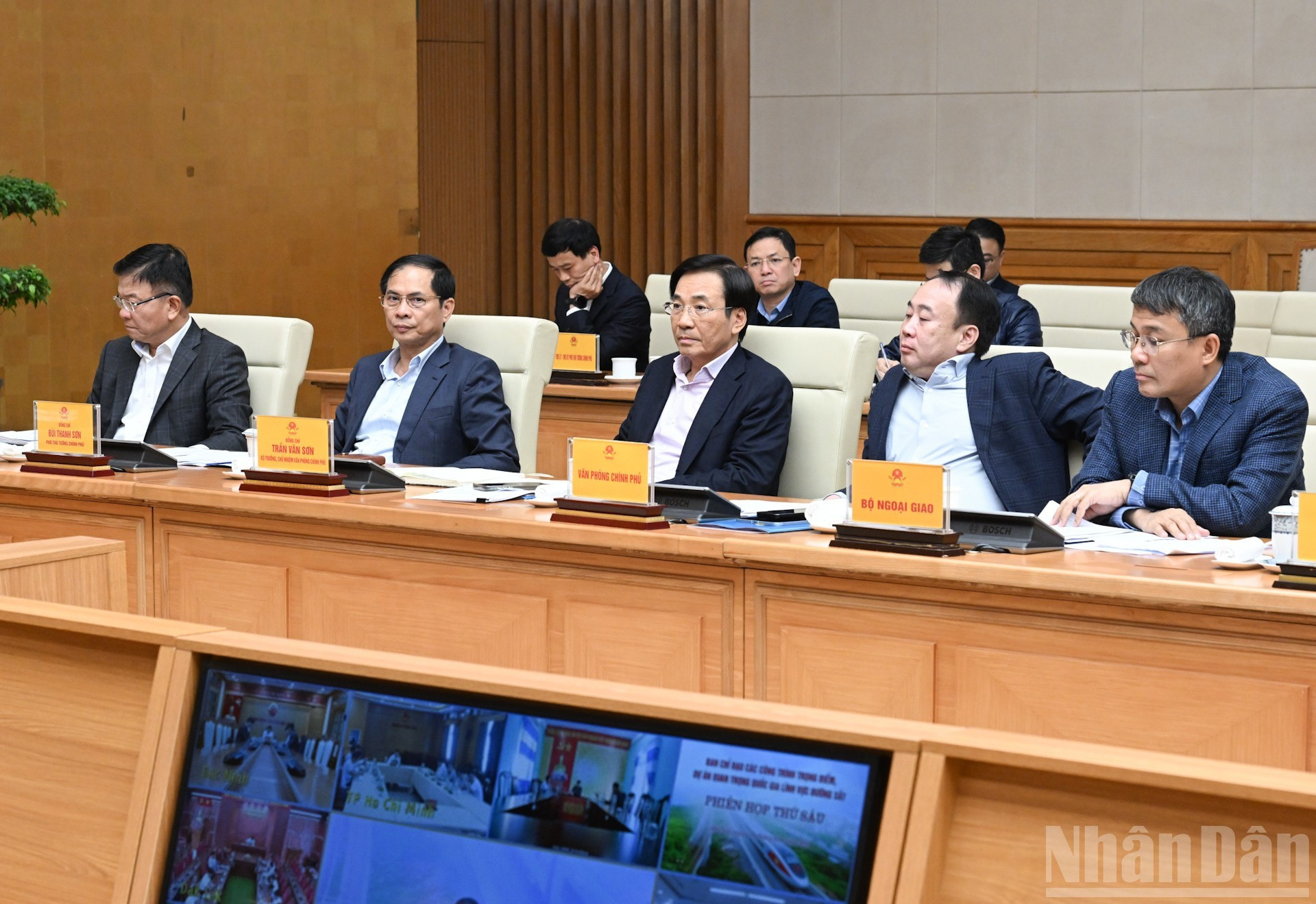 各位副总理和各部委行业领导出席会议。