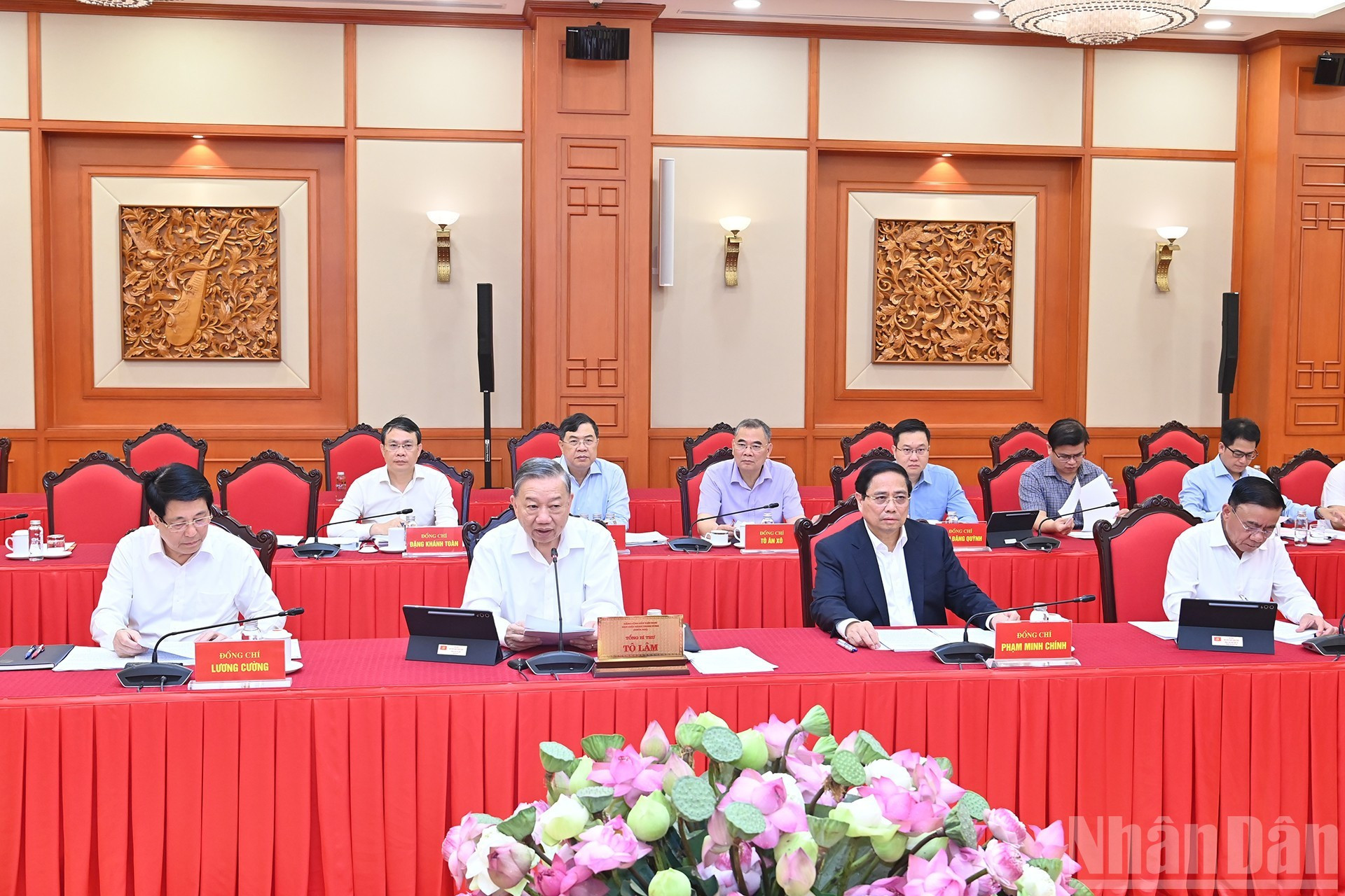 苏林总书记以及党和国家领导主持会议。 苏林总书记以及党和国家领导主持会议。