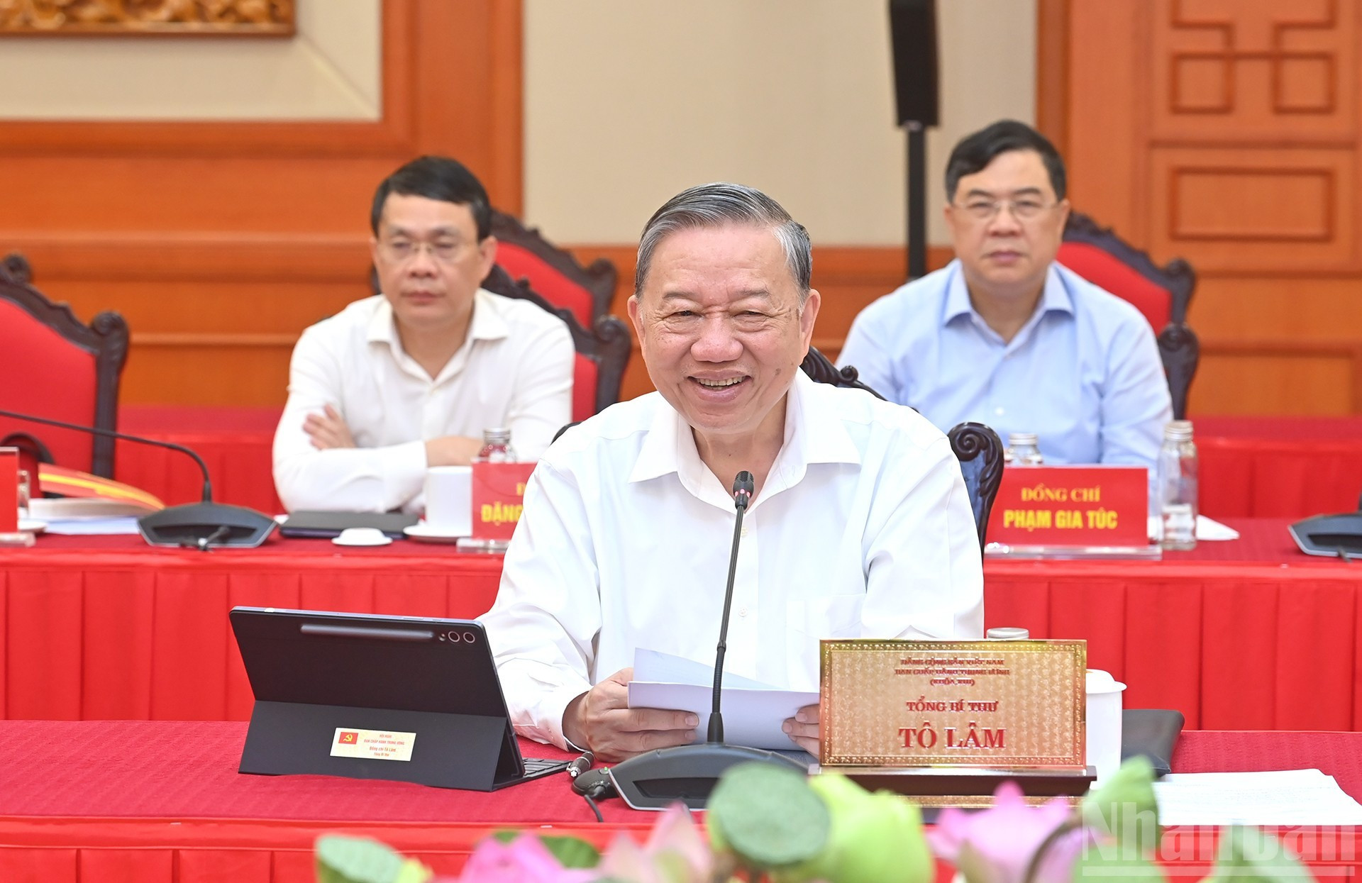 苏林总书记在会上发表结论性讲话。 苏林总书记在会上发表结论性讲话。