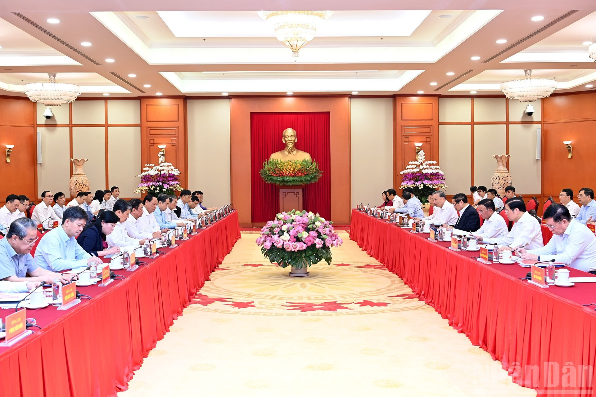 越共中央政治局与越南国会党委常委会就2025-2030年任期国会党代表大会文件草案、党委人事方案和筹备工作提出意见。 越共中央政治局与越南国会党委常委会就2025-2030年任期国会党代表大会文件草案、党委人事方案和筹备工作提出意见。