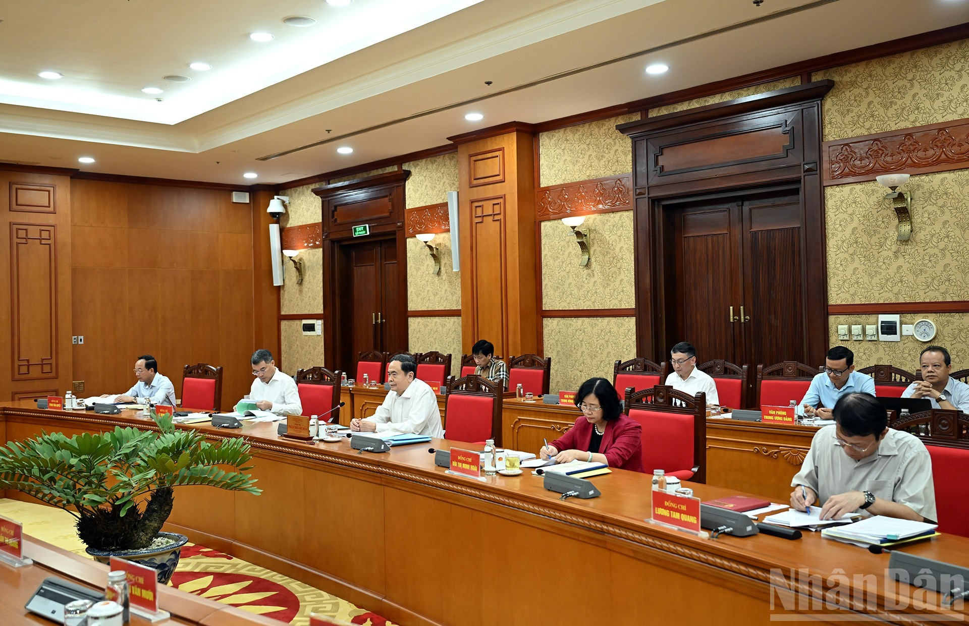 国会主席陈青敏在会上发表结论性讲话。 国会主席陈青敏在会上发表结论性讲话。