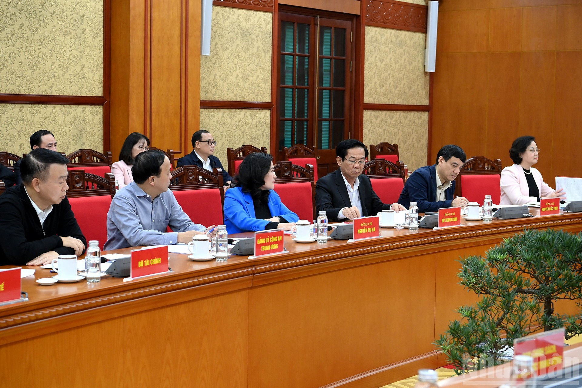 各位代表出席会议。