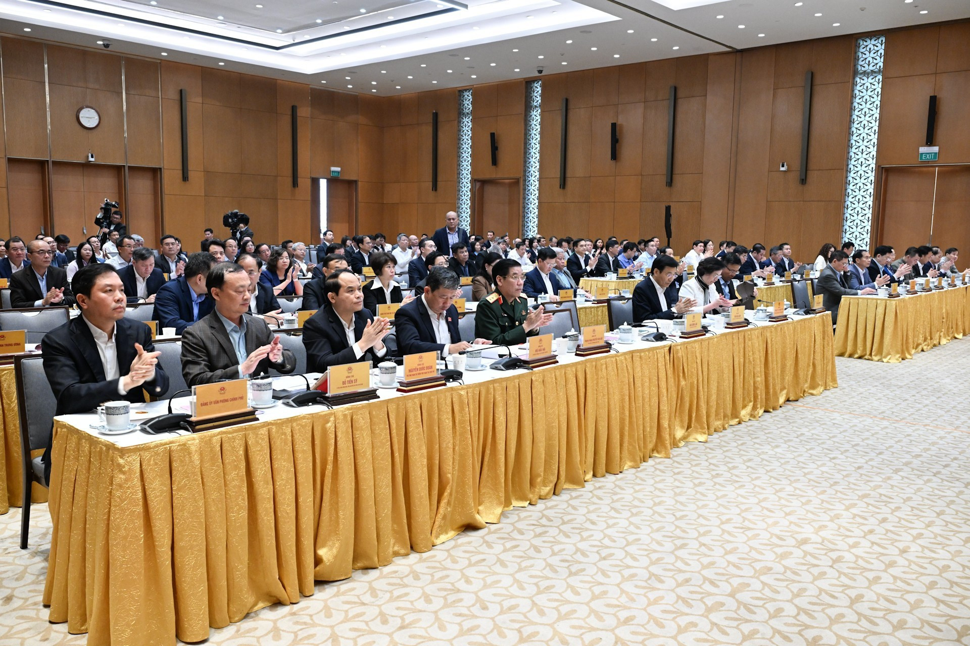 各位代表出席会议。