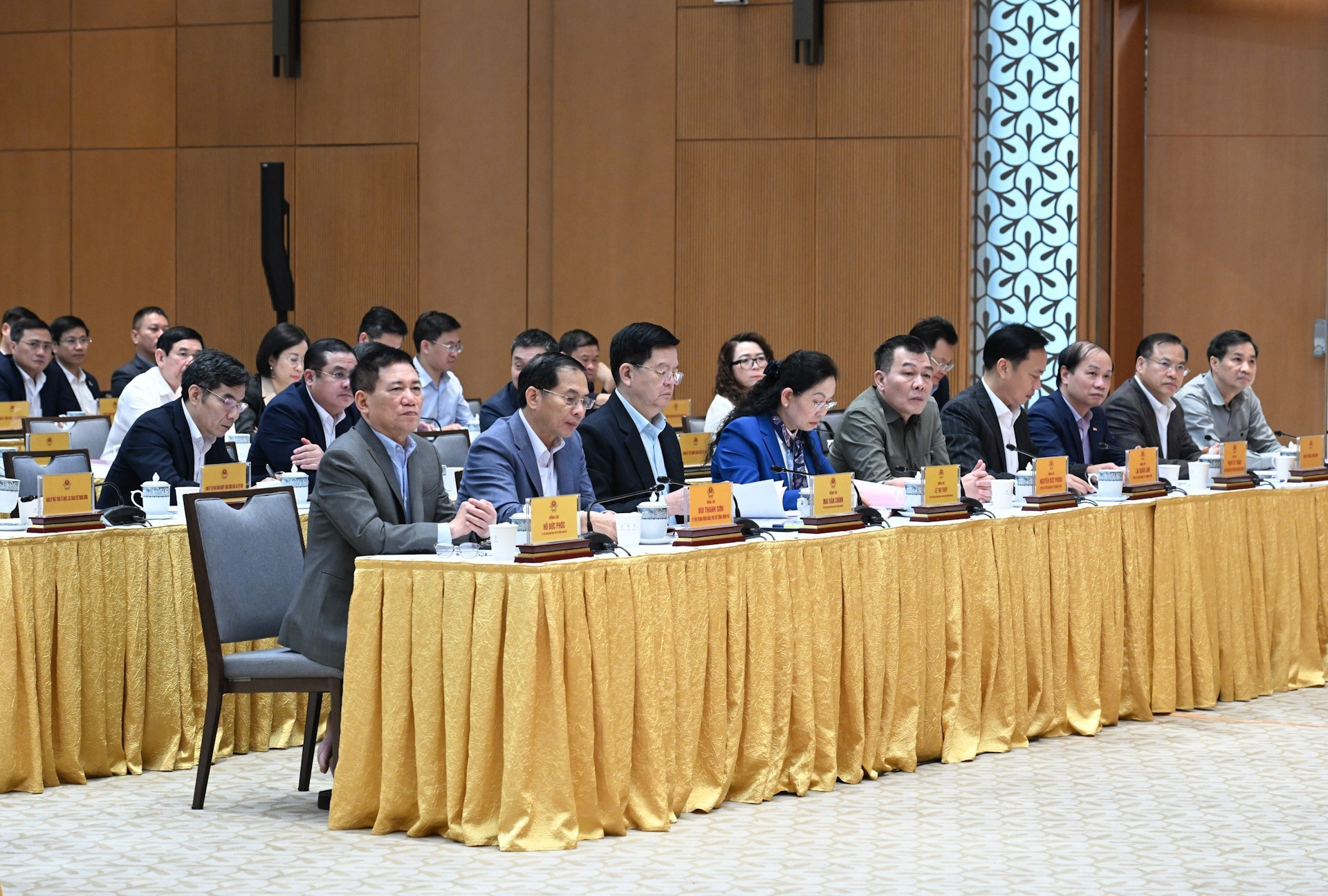 各位代表出席会议。