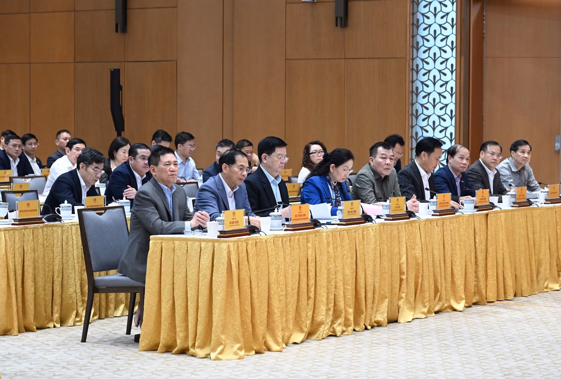 各位代表出席会议。