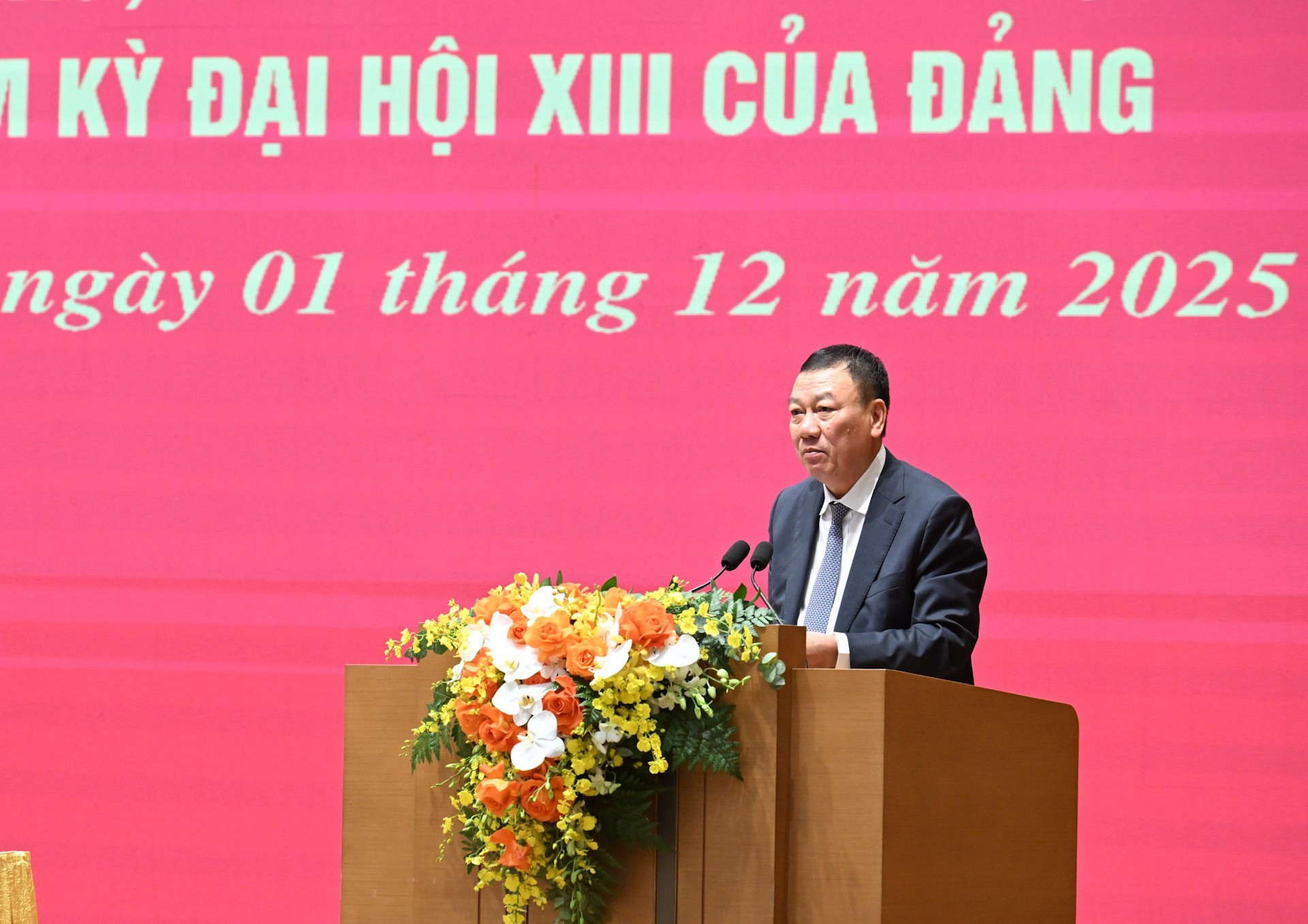 政府监察长段鸿峰汇报关于政府党委的预防和打击腐败、浪费和消极现象的工作情况。