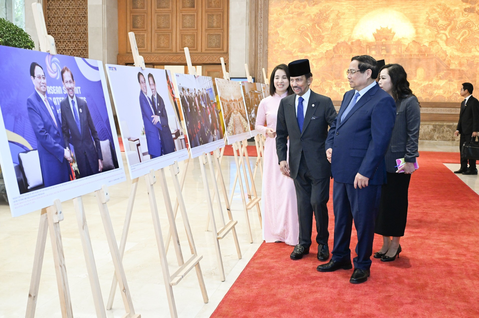 范明正总理和文莱苏丹哈吉·哈桑纳尔·博尔基亚观看关于两国合作关系的图片。