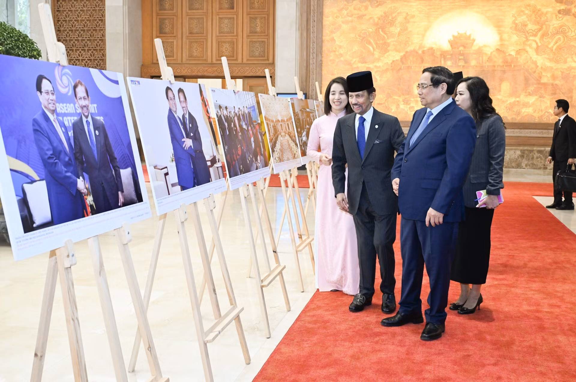 范明正总理和文莱苏丹哈吉·哈桑纳尔·博尔基亚观看关于两国合作关系的图片。