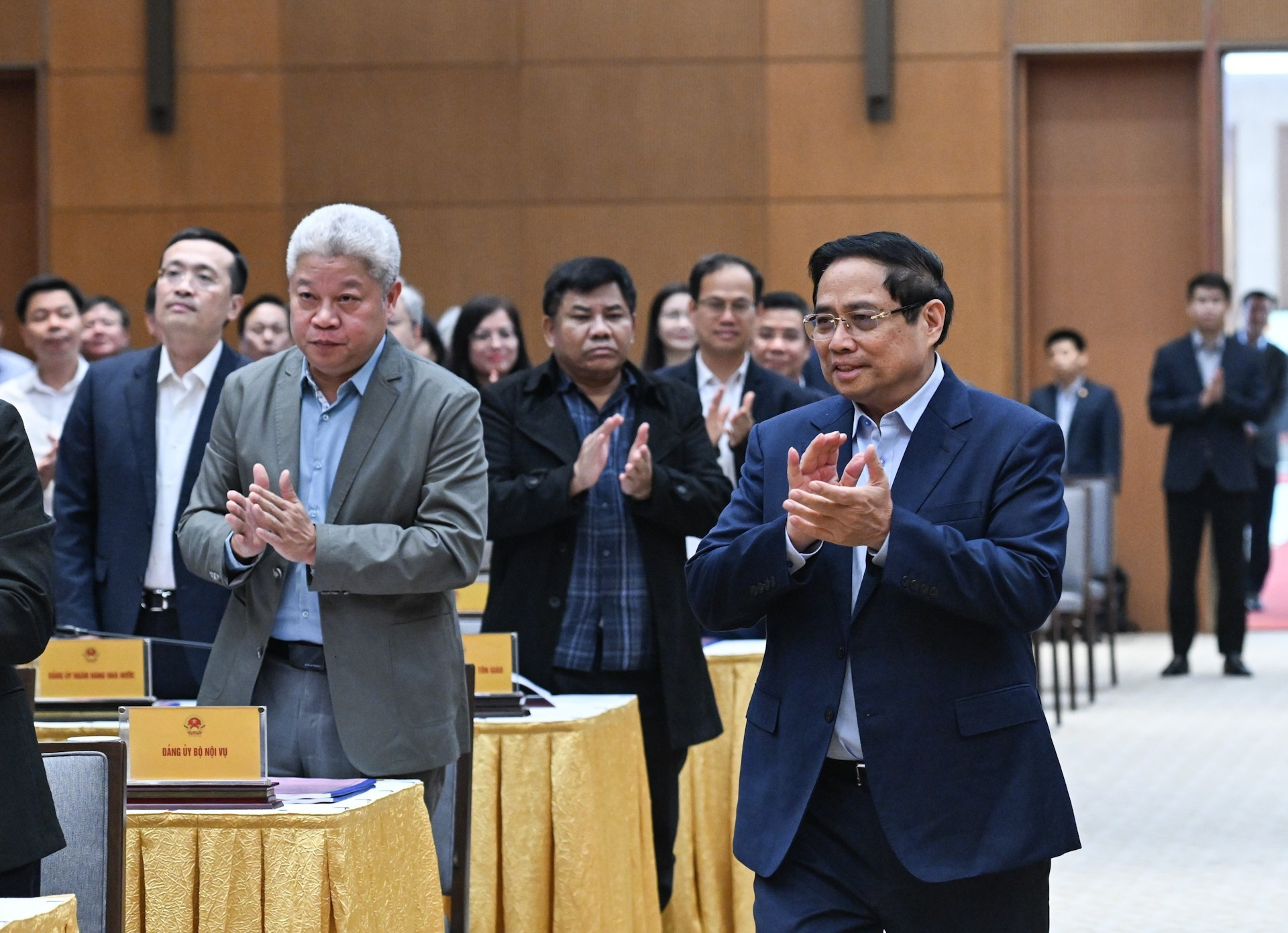 范明正总理出席会议。