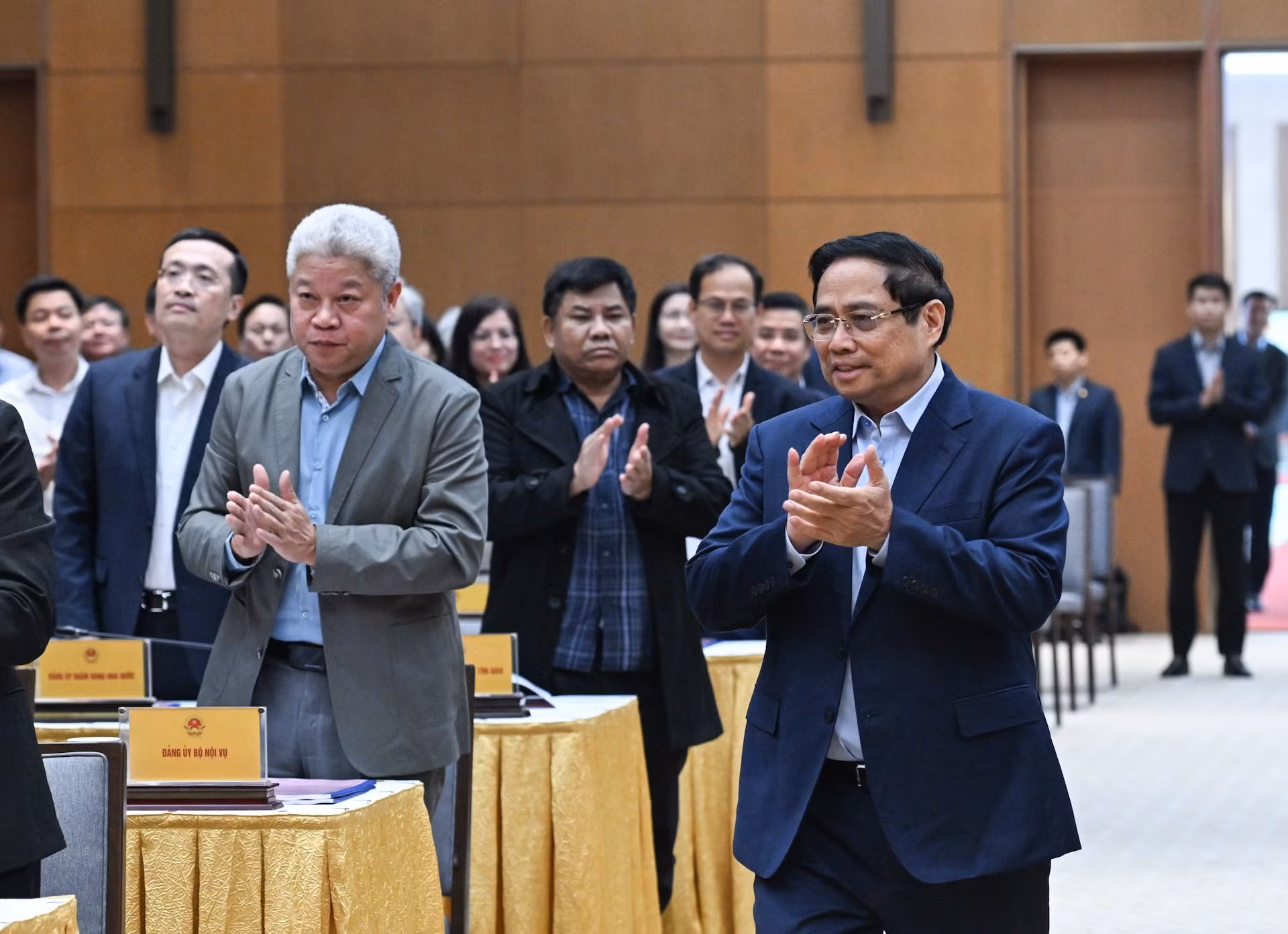 范明正总理出席会议。